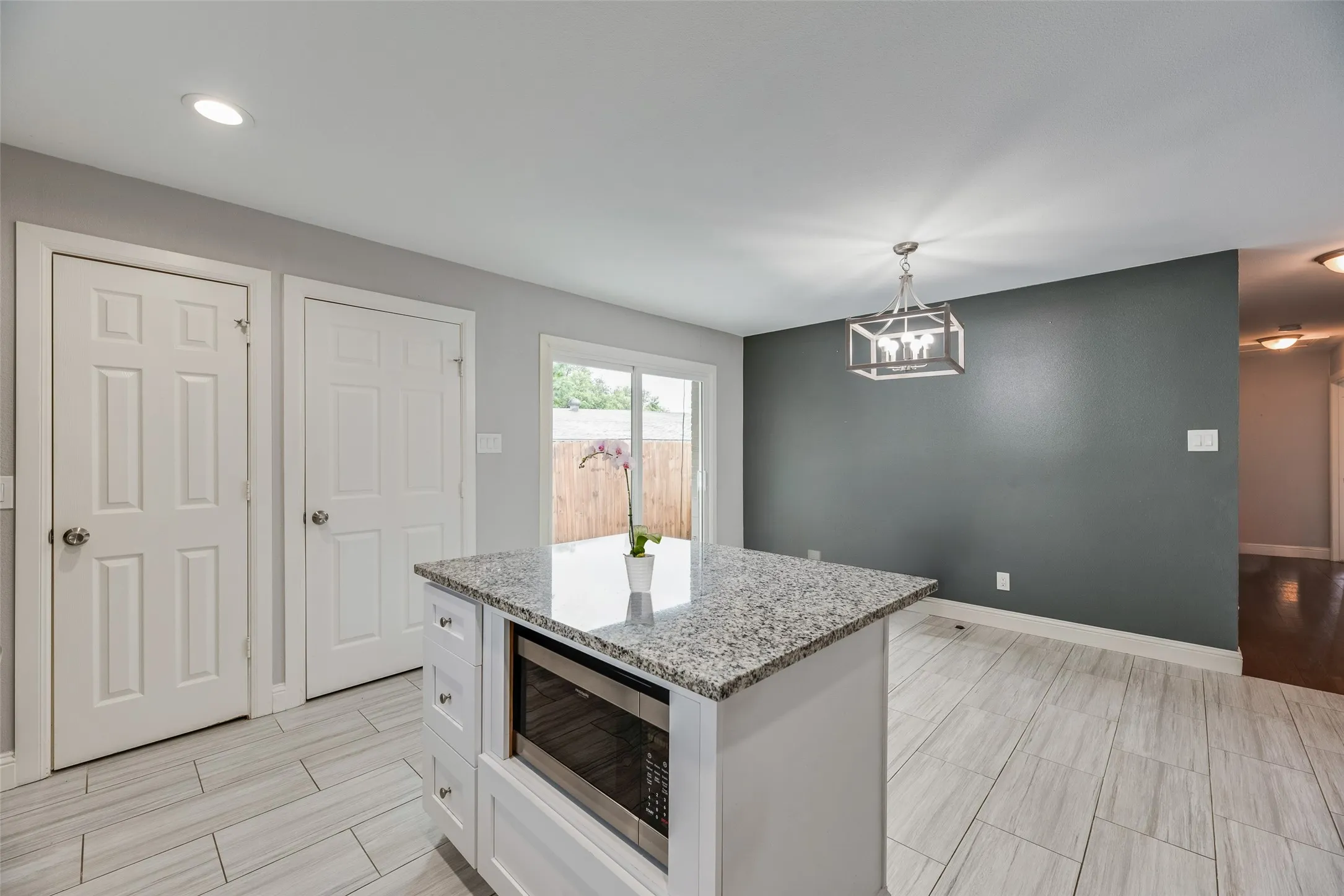 Single Family Residence For Sale in Dallas County , 6742 Hialeah Drive, Dallas, Texas 75214, 4 Bedroom, 3 Bathroom, Garage spaces, 1,660 Sqft, built in 1954, mls#21296473, Real Estate Agent in Dallas, Homes For Sale in Dallas county, Homes For Sale in Dallas, Realtor in Dallas Texas, Real Estate Brokerage Independent Realty Texas, Luminita Cordes Realtor