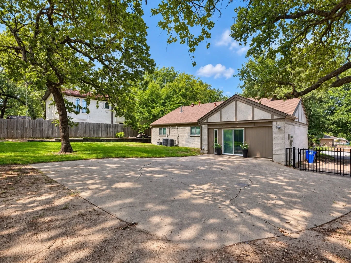 Single Family Residence For Sale in Tarrant County , 240 Timberlake Drive, Azle, Texas 76020, 4 Bedroom, 2 Bathroom, Garage spaces, 2,608 Sqft, built in 1975, mls#21298909, Real Estate Agent in Azle, Homes For Sale in Tarrant county, Homes For Sale in Azle, Realtor in Azle Texas, Real Estate Brokerage Independent Realty Texas, Luminita Cordes Realtor