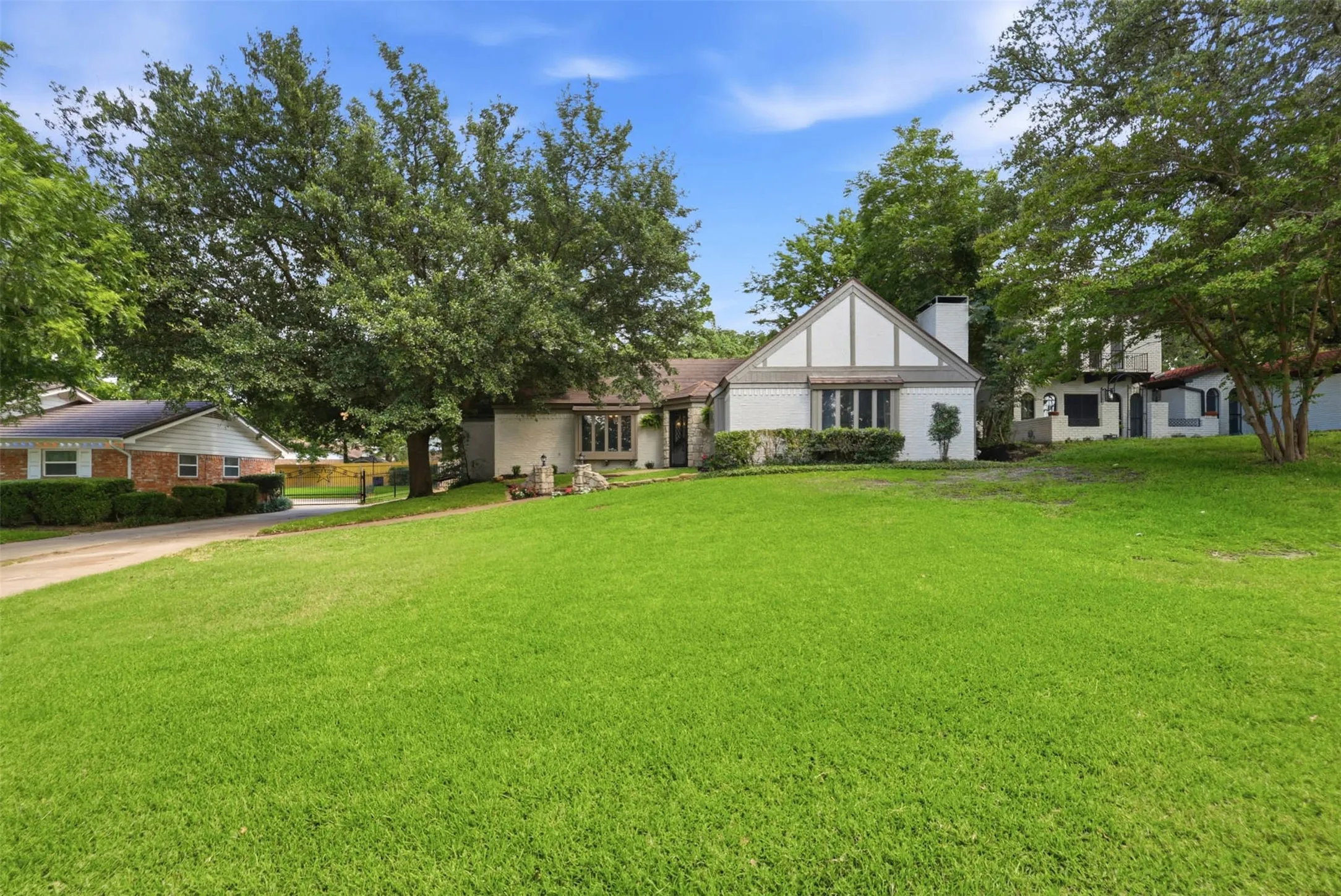 Single Family Residence For Sale in Tarrant County , 240 Timberlake Drive, Azle, Texas 76020, 4 Bedroom, 2 Bathroom, Garage spaces, 2,608 Sqft, built in 1975, mls#21298909, Real Estate Agent in Azle, Homes For Sale in Tarrant county, Homes For Sale in Azle, Realtor in Azle Texas, Real Estate Brokerage Independent Realty Texas, Luminita Cordes Realtor