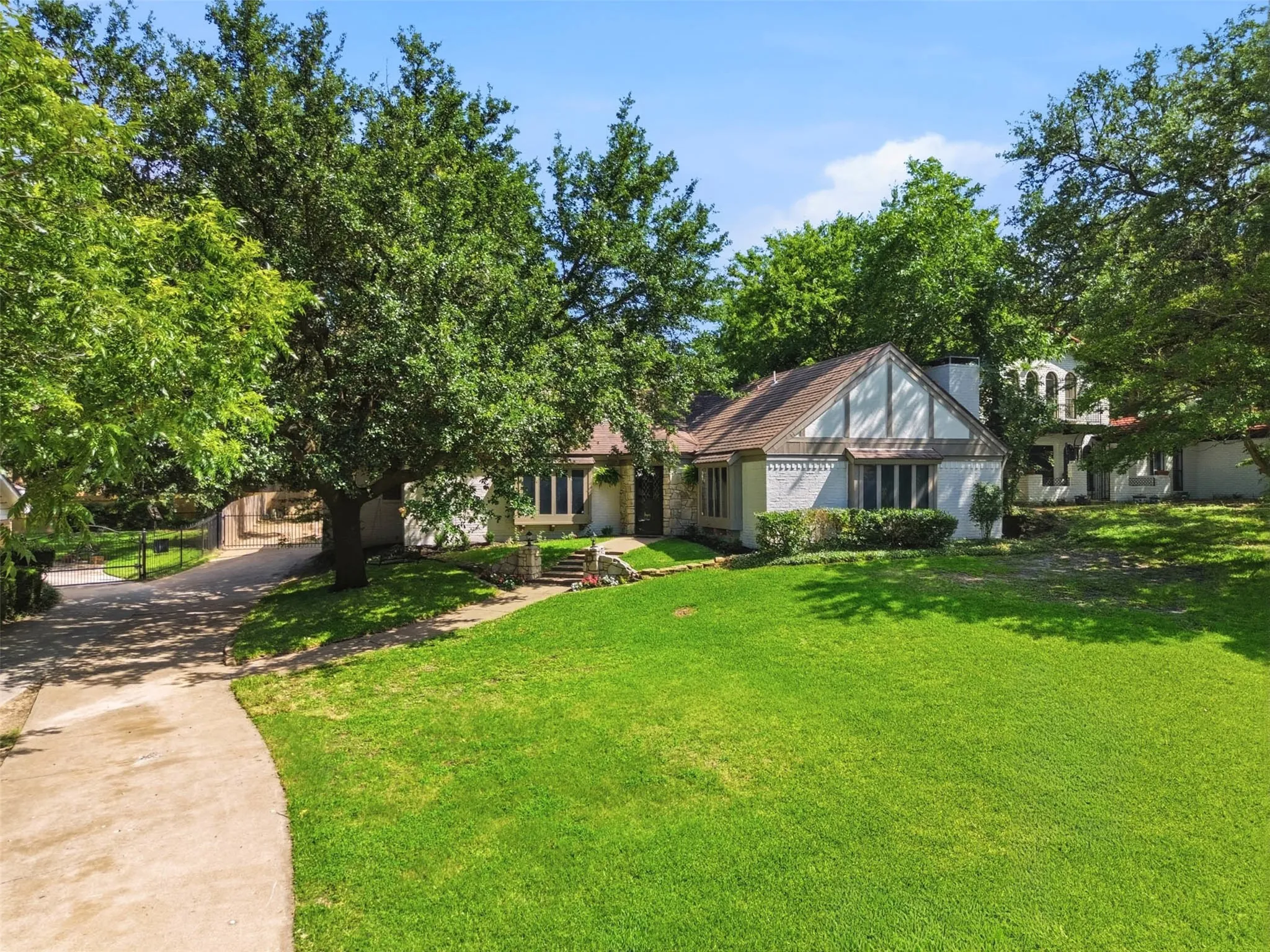 Single Family Residence For Sale in Tarrant County , 240 Timberlake Drive, Azle, Texas 76020, 4 Bedroom, 2 Bathroom, Garage spaces, 2,608 Sqft, built in 1975, mls#21298909, Real Estate Agent in Azle, Homes For Sale in Tarrant county, Homes For Sale in Azle, Realtor in Azle Texas, Real Estate Brokerage Independent Realty Texas, Luminita Cordes Realtor