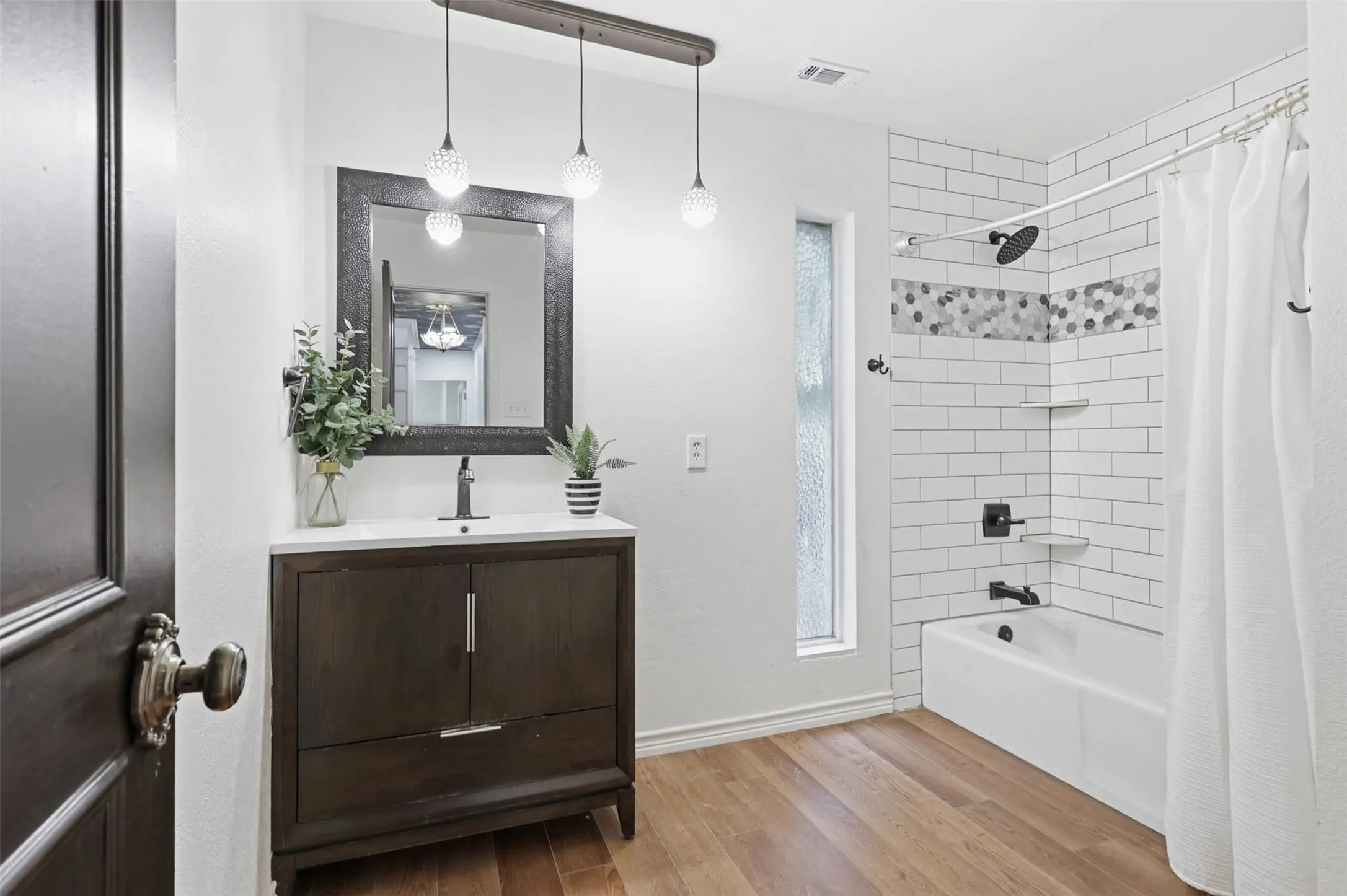 Single Family Residence For Sale in Tarrant County , 240 Timberlake Drive, Azle, Texas 76020, 4 Bedroom, 2 Bathroom, Garage spaces, 2,608 Sqft, built in 1975, mls#21298909, Real Estate Agent in Azle, Homes For Sale in Tarrant county, Homes For Sale in Azle, Realtor in Azle Texas, Real Estate Brokerage Independent Realty Texas, Luminita Cordes Realtor