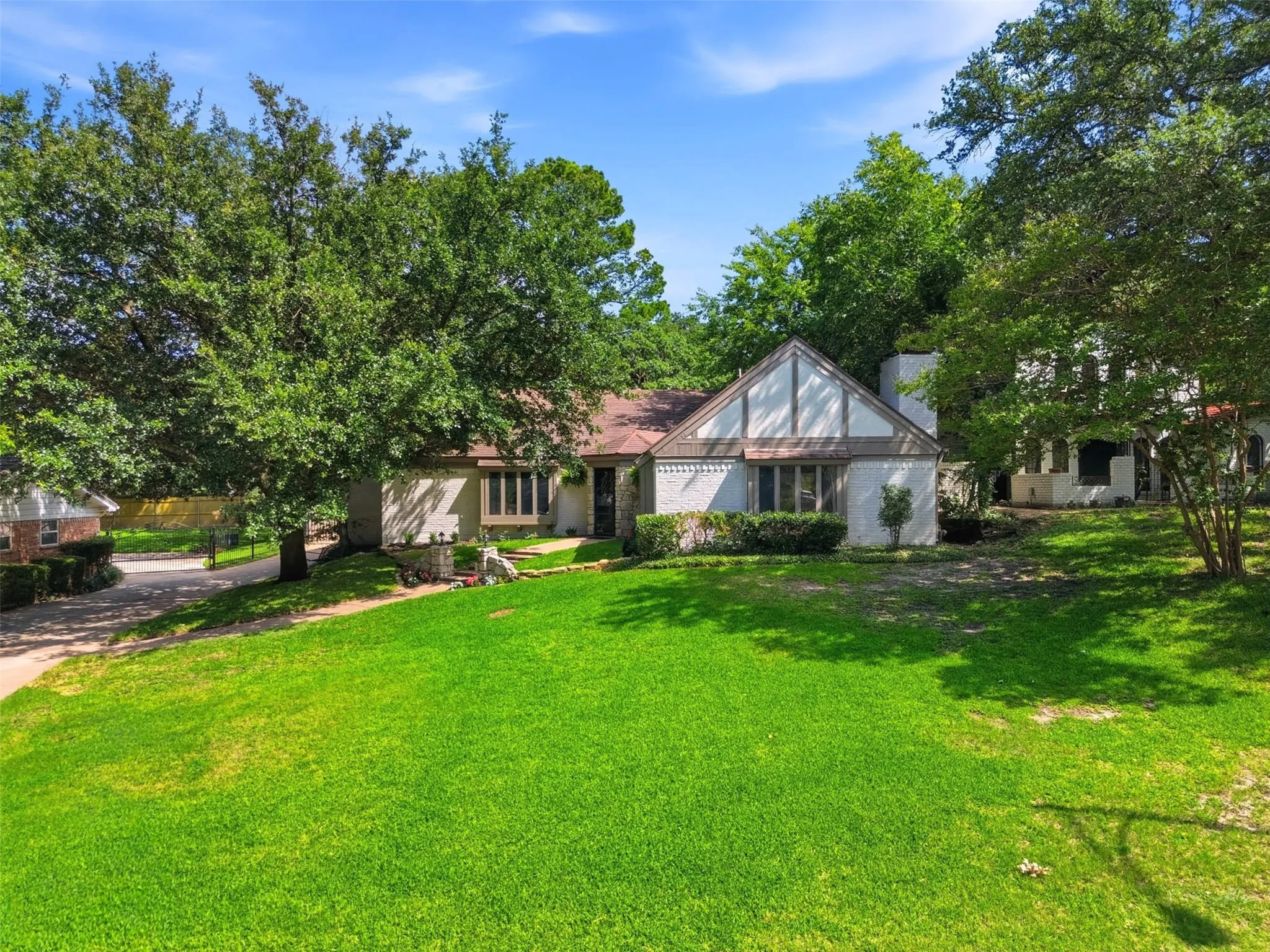 Single Family Residence For Sale in Tarrant County , 240 Timberlake Drive, Azle, Texas 76020, 4 Bedroom, 2 Bathroom, Garage spaces, 2,608 Sqft, built in 1975, mls#21298909, Real Estate Agent in Azle, Homes For Sale in Tarrant county, Homes For Sale in Azle, Realtor in Azle Texas, Real Estate Brokerage Independent Realty Texas, Luminita Cordes Realtor