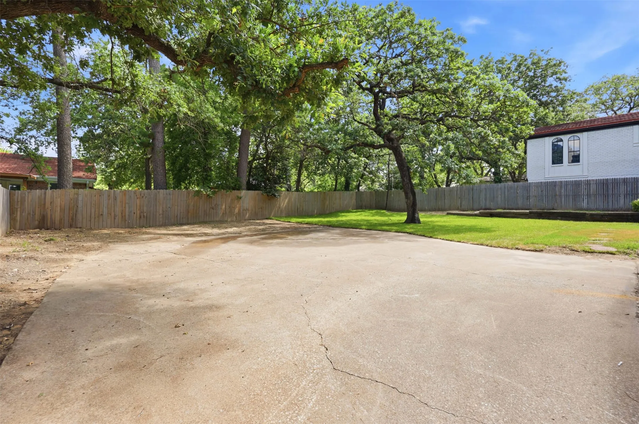 Single Family Residence For Sale in Tarrant County , 240 Timberlake Drive, Azle, Texas 76020, 4 Bedroom, 2 Bathroom, Garage spaces, 2,608 Sqft, built in 1975, mls#21298909, Real Estate Agent in Azle, Homes For Sale in Tarrant county, Homes For Sale in Azle, Realtor in Azle Texas, Real Estate Brokerage Independent Realty Texas, Luminita Cordes Realtor