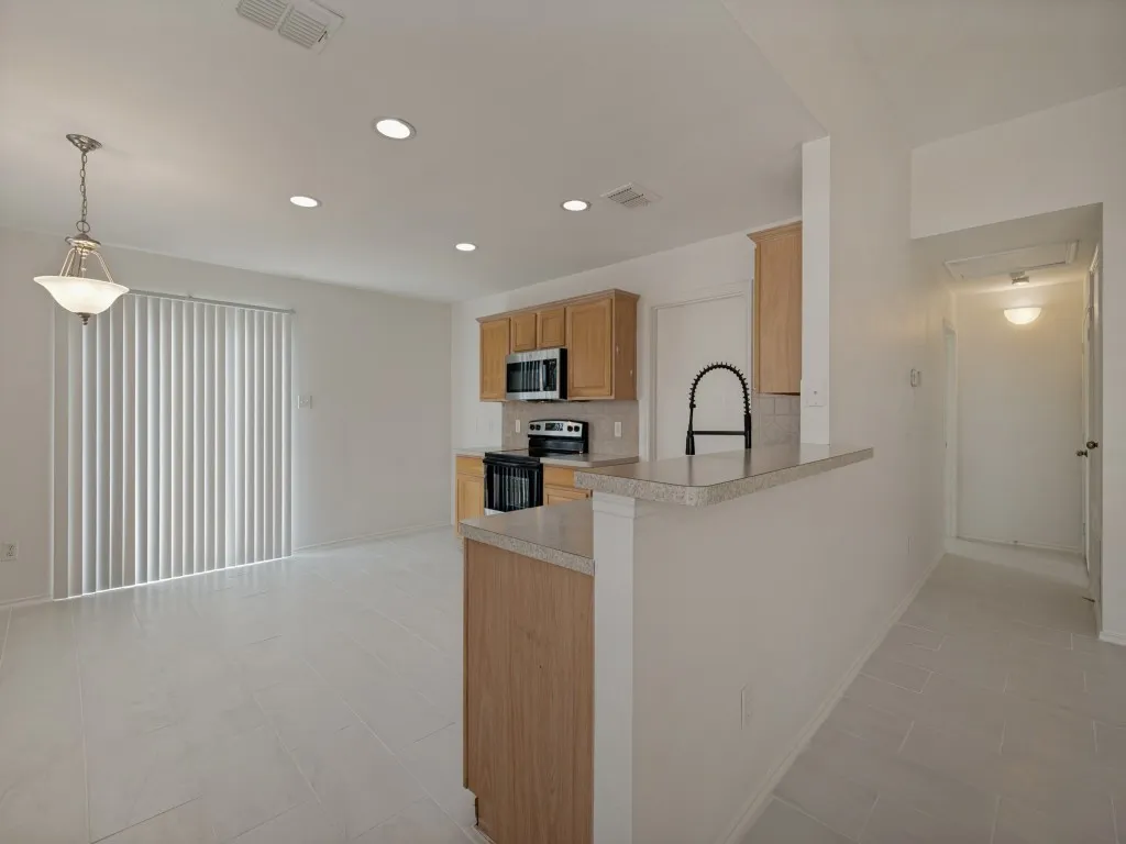 Single Family Residence For Sale in Denton County , 8821 CHISHOLM Trail, Cross Roads, Texas 76227, 3 Bedroom, 2 Bathroom, 2 Garage spaces, 1,585 Sqft, built in 2004, mls#21299914, Real Estate Agent in Cross Roads, Homes For Sale in Denton county, Homes For Sale in Cross Roads, Realtor in Cross Roads Texas, Real Estate Brokerage Independent Realty Texas, Luminita Cordes Realtor