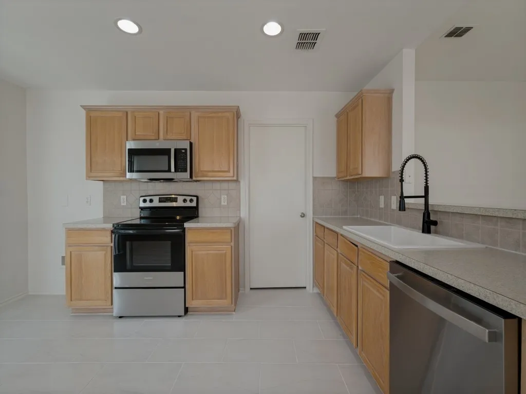 Single Family Residence For Sale in Denton County , 8821 CHISHOLM Trail, Cross Roads, Texas 76227, 3 Bedroom, 2 Bathroom, 2 Garage spaces, 1,585 Sqft, built in 2004, mls#21299914, Real Estate Agent in Cross Roads, Homes For Sale in Denton county, Homes For Sale in Cross Roads, Realtor in Cross Roads Texas, Real Estate Brokerage Independent Realty Texas, Luminita Cordes Realtor