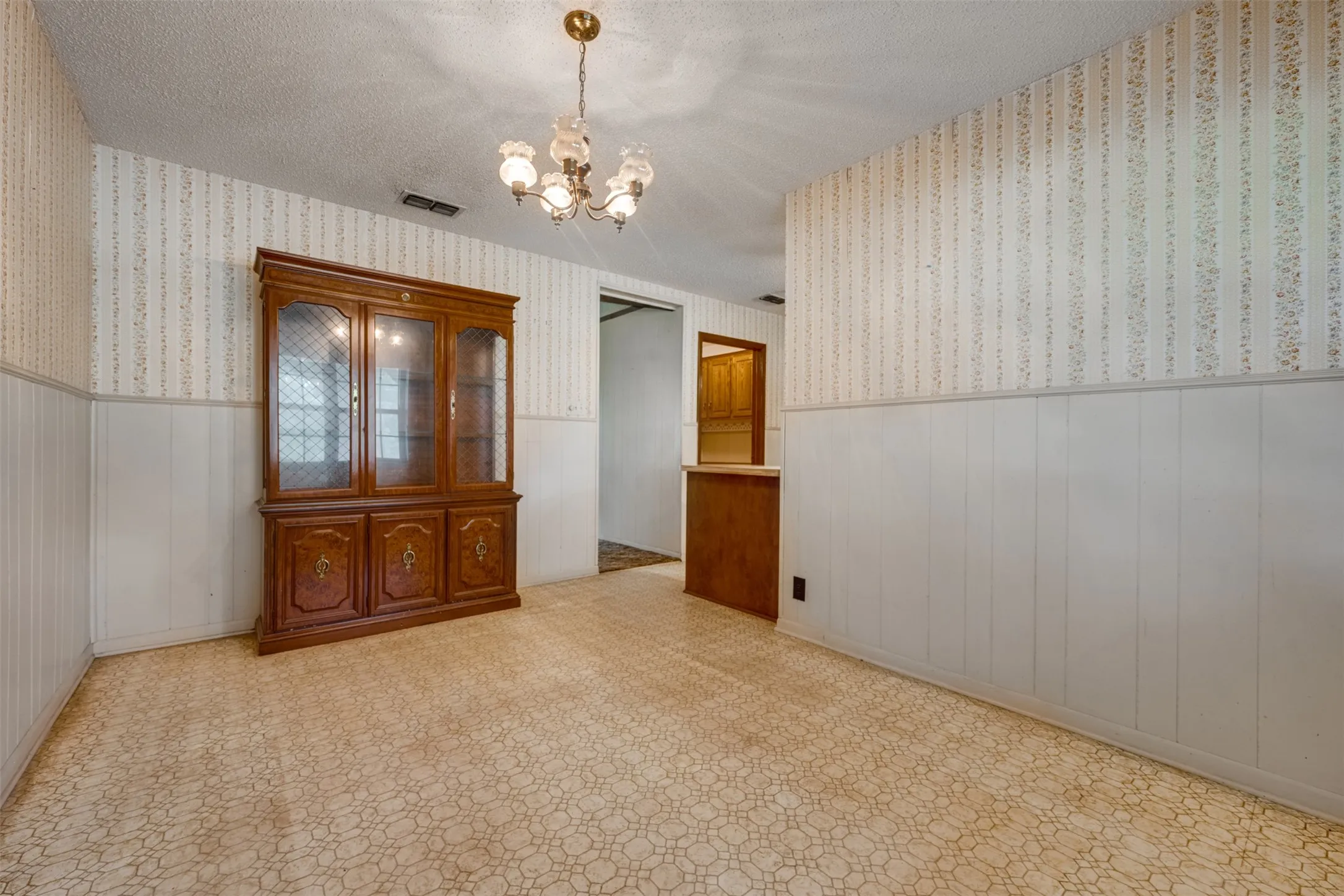 Single Family Residence For Sale in Smith County , 8798 Hill N Dale Road, Tyler, Texas 75709, 3 Bedroom, 2 Bathroom, 3 Garage spaces, 2,079 Sqft, built in 1980, mls#21298104, Real Estate Agent in Tyler, Homes For Sale in Smith county, Homes For Sale in Tyler, Realtor in Tyler Texas, Real Estate Brokerage Independent Realty Texas, Luminita Cordes Realtor