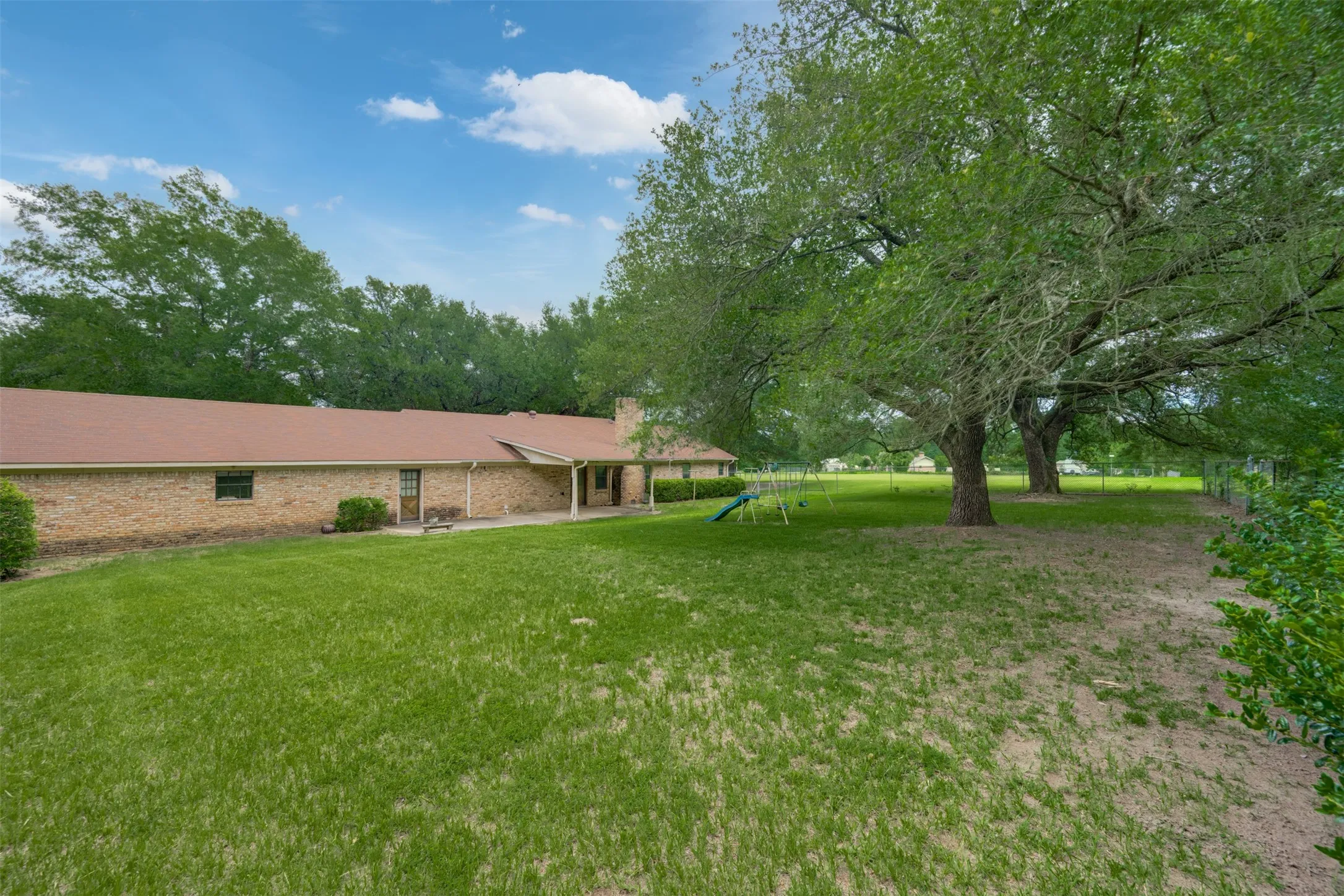 Single Family Residence For Sale in Smith County , 8798 Hill N Dale Road, Tyler, Texas 75709, 3 Bedroom, 2 Bathroom, 3 Garage spaces, 2,079 Sqft, built in 1980, mls#21298104, Real Estate Agent in Tyler, Homes For Sale in Smith county, Homes For Sale in Tyler, Realtor in Tyler Texas, Real Estate Brokerage Independent Realty Texas, Luminita Cordes Realtor