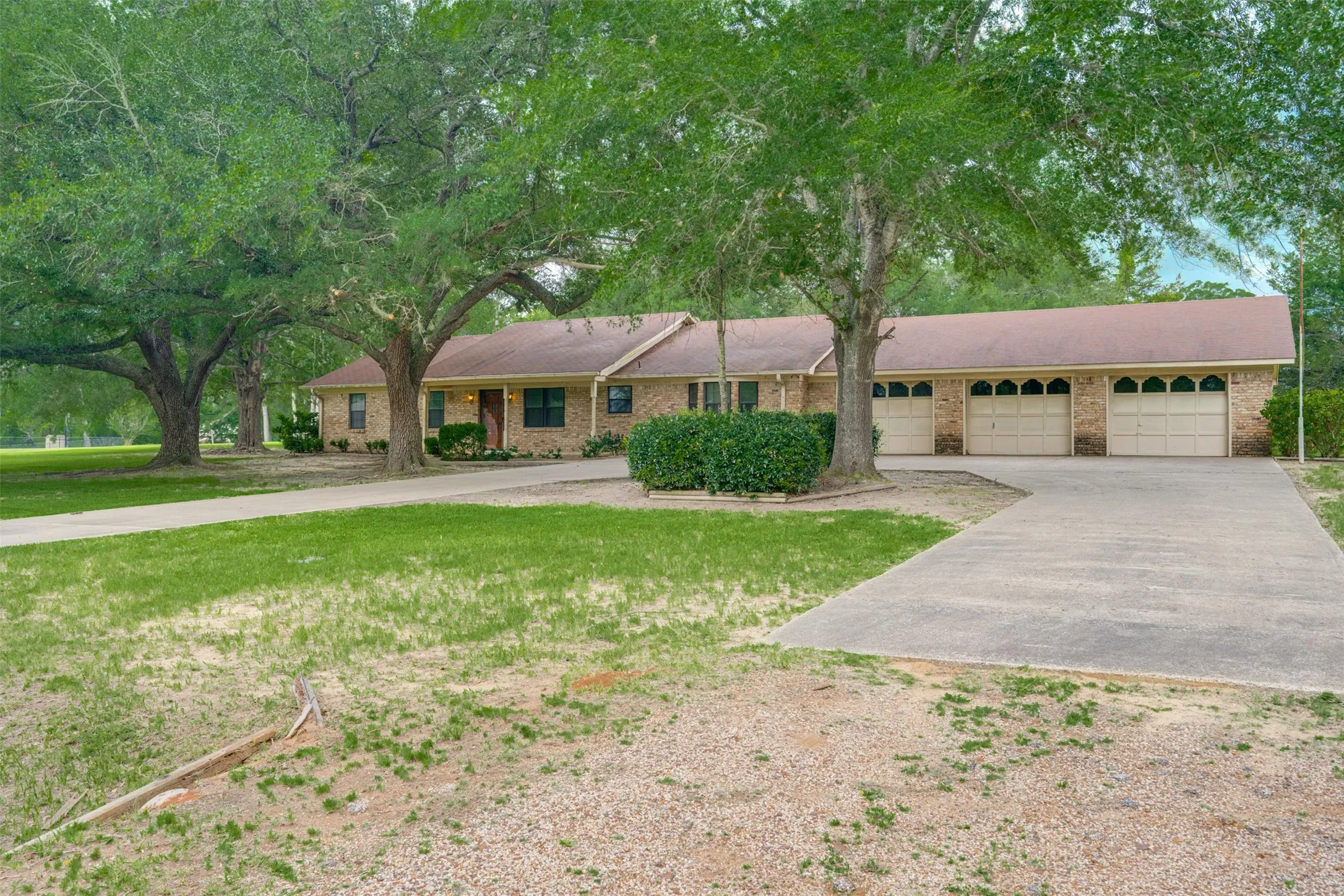 Single Family Residence For Sale in Smith County , 8798 Hill N Dale Road, Tyler, Texas 75709, 3 Bedroom, 2 Bathroom, 3 Garage spaces, 2,079 Sqft, built in 1980, mls#21298104, Real Estate Agent in Tyler, Homes For Sale in Smith county, Homes For Sale in Tyler, Realtor in Tyler Texas, Real Estate Brokerage Independent Realty Texas, Luminita Cordes Realtor