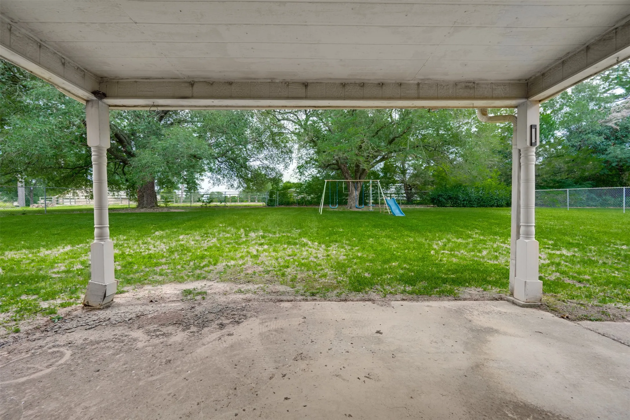 Single Family Residence For Sale in Smith County , 8798 Hill N Dale Road, Tyler, Texas 75709, 3 Bedroom, 2 Bathroom, 3 Garage spaces, 2,079 Sqft, built in 1980, mls#21298104, Real Estate Agent in Tyler, Homes For Sale in Smith county, Homes For Sale in Tyler, Realtor in Tyler Texas, Real Estate Brokerage Independent Realty Texas, Luminita Cordes Realtor