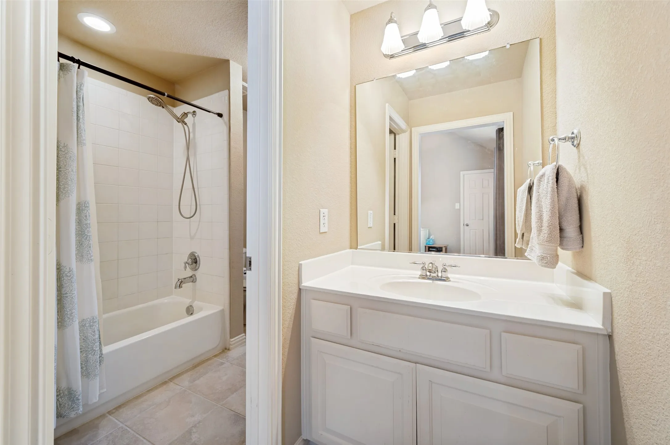 Single Family Residence For Sale in Denton County , 2848 Forest Manor Drive, Frisco, Texas 75034, 4 Bedrooms, 4 Bathrooms, 2 Garage spaces, 3,707 Sqft, built in 2005, Price $685,000, mls#21291350, Real Estate Agent in Frisco, Homes For Sale in Denton county, Homes For Sale in Frisco, Realtor in Frisco Texas, Real Estate Brokerage Independent Realty Texas, Luminita Cordes Realtor