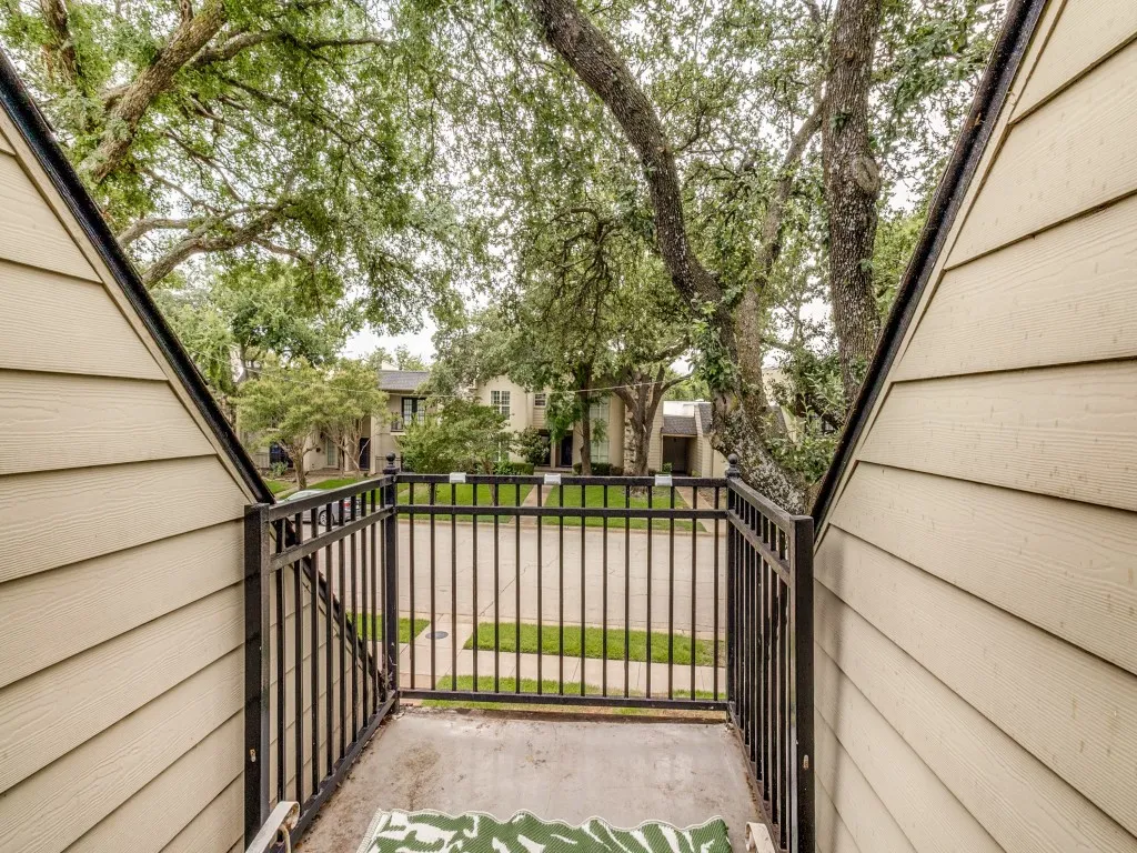 Townhouse For Sale in Dallas County , 9405 Timberleaf Drive, Dallas, Texas 75243, 2 Bedroom, 3 Bathroom, Garage spaces, 2,020 Sqft, built in 1971, mls#21295306, Real Estate Agent in Dallas, Homes For Sale in Dallas county, Homes For Sale in Dallas, Realtor in Dallas Texas, Real Estate Brokerage Independent Realty Texas, Luminita Cordes Realtor