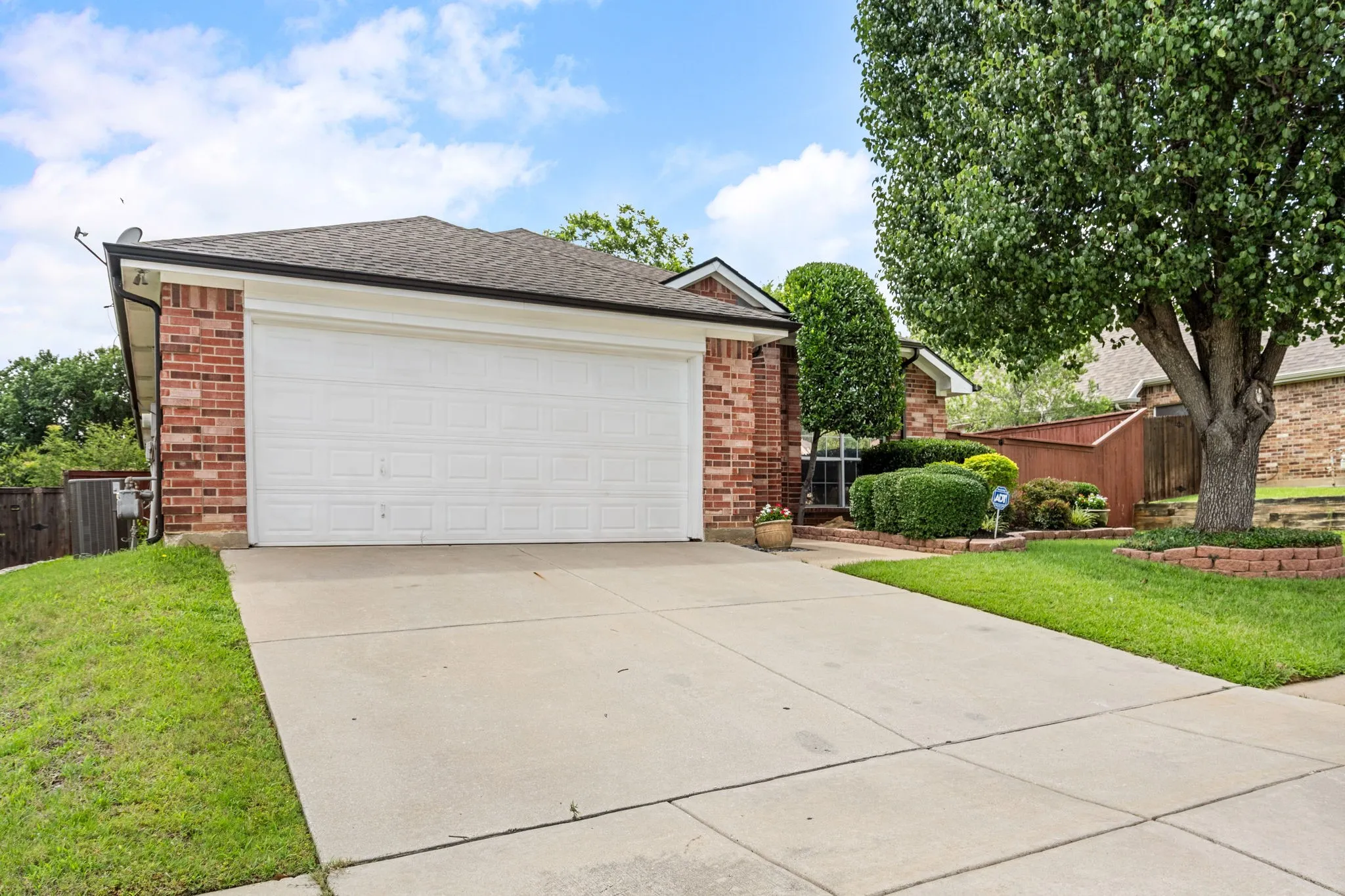 Single Family Residence For Sale in Tarrant County , 7105 Herman Jared Drive, North Richland Hills, Texas 76182, 3 Bedroom, 2 Bathroom, 2 Garage spaces, 1,741 Sqft, built in 2000, mls#21297006, Real Estate Agent in North Richland Hills, Homes For Sale in Tarrant county, Homes For Sale in North Richland Hills, Realtor in North Richland Hills Texas, Real Estate Brokerage Independent Realty Texas, Luminita Cordes Realtor