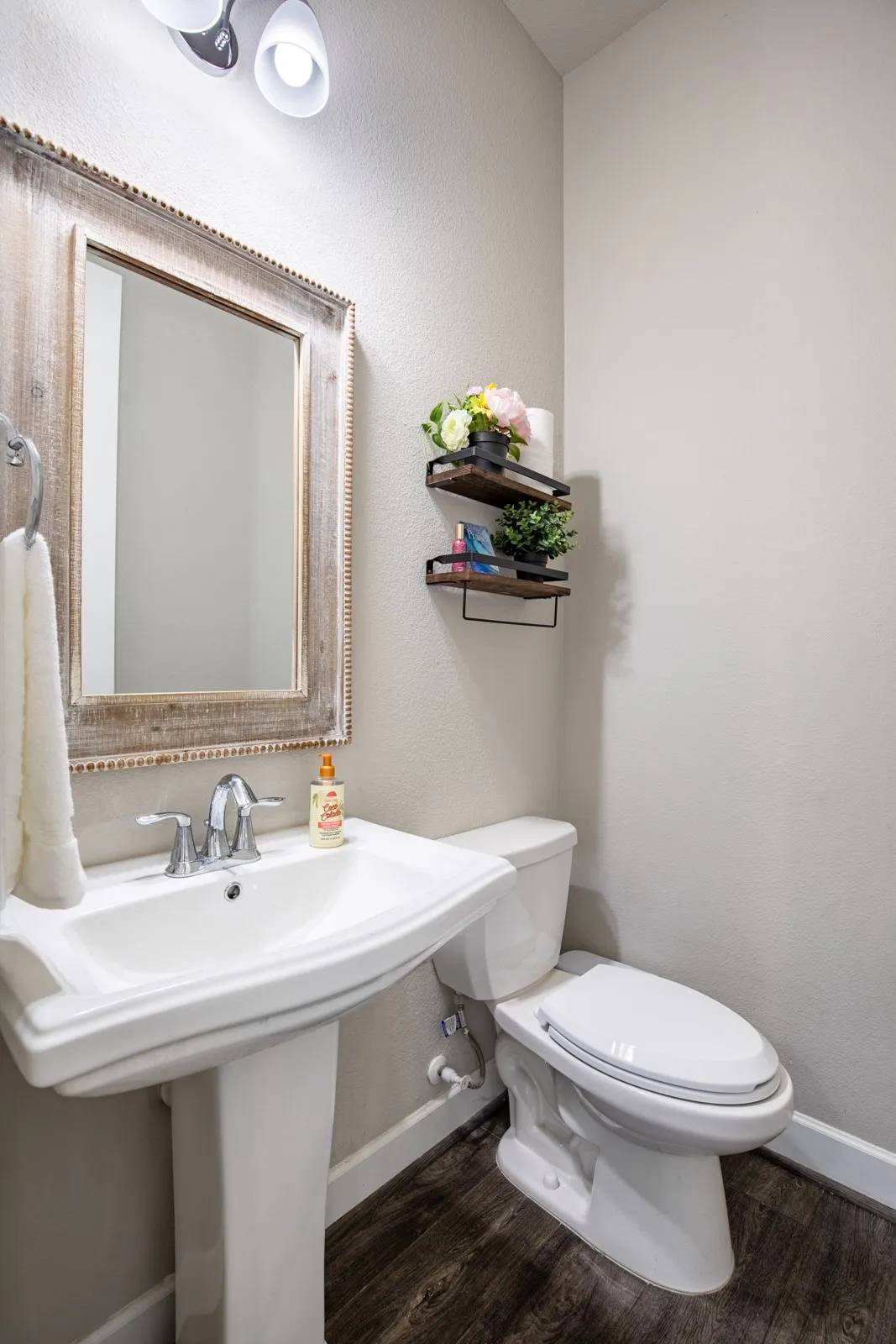 Powder bath located in hallway towards laundry room.