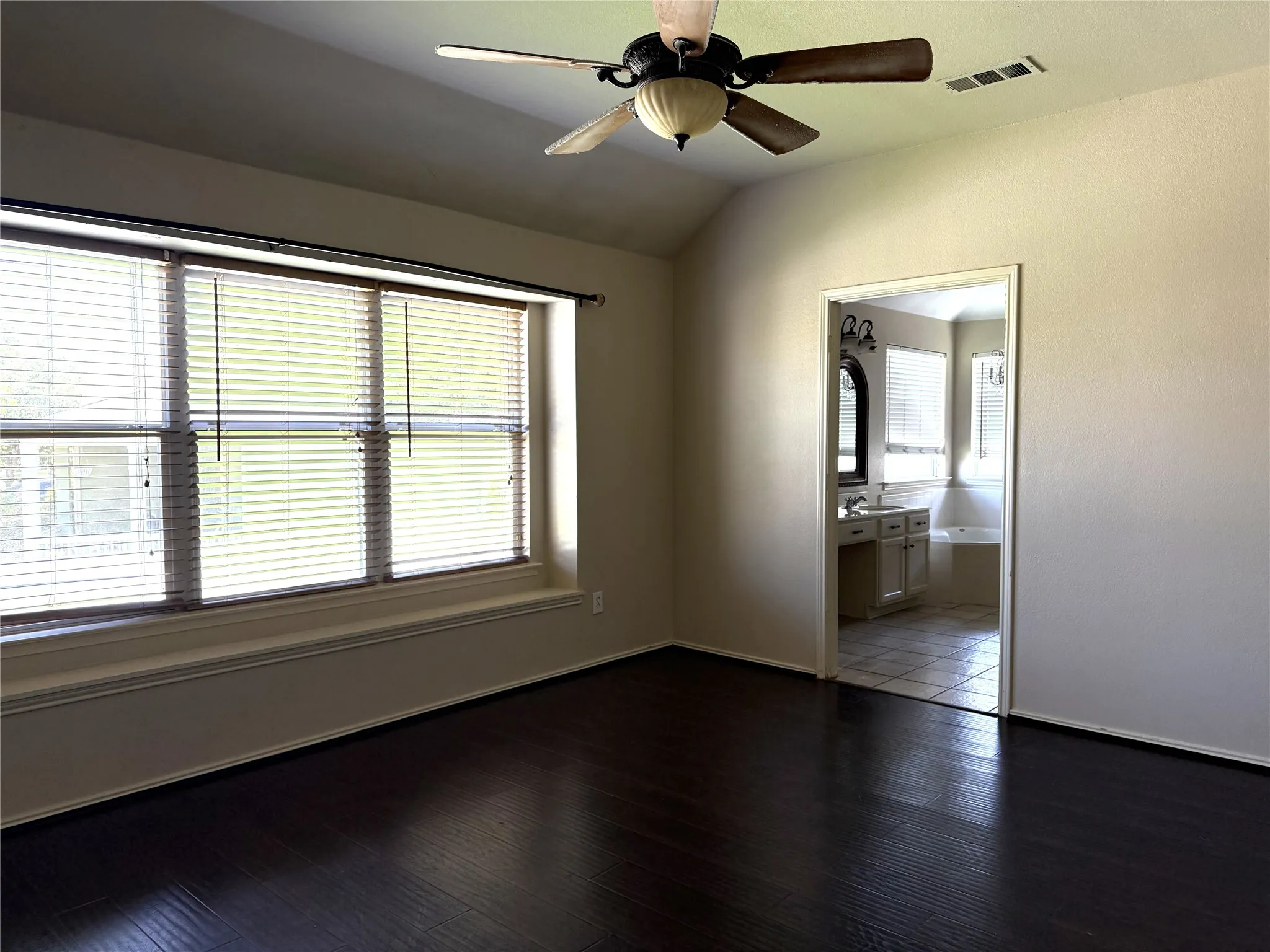 Single Family Residence For Rent in Collin County , 2406 Hillside Drive, Anna, Texas 75409, 3 Bedroom, 2 Bathroom, 2 Garage spaces, 1,735 Sqft, built in 2004, mls#21299954, Real Estate Agent in Anna, Homes For Rent in Collin county, Homes For Rent in Anna, Realtor in Anna Texas, Real Estate Brokerage Independent Realty Texas, Luminita Cordes Realtor