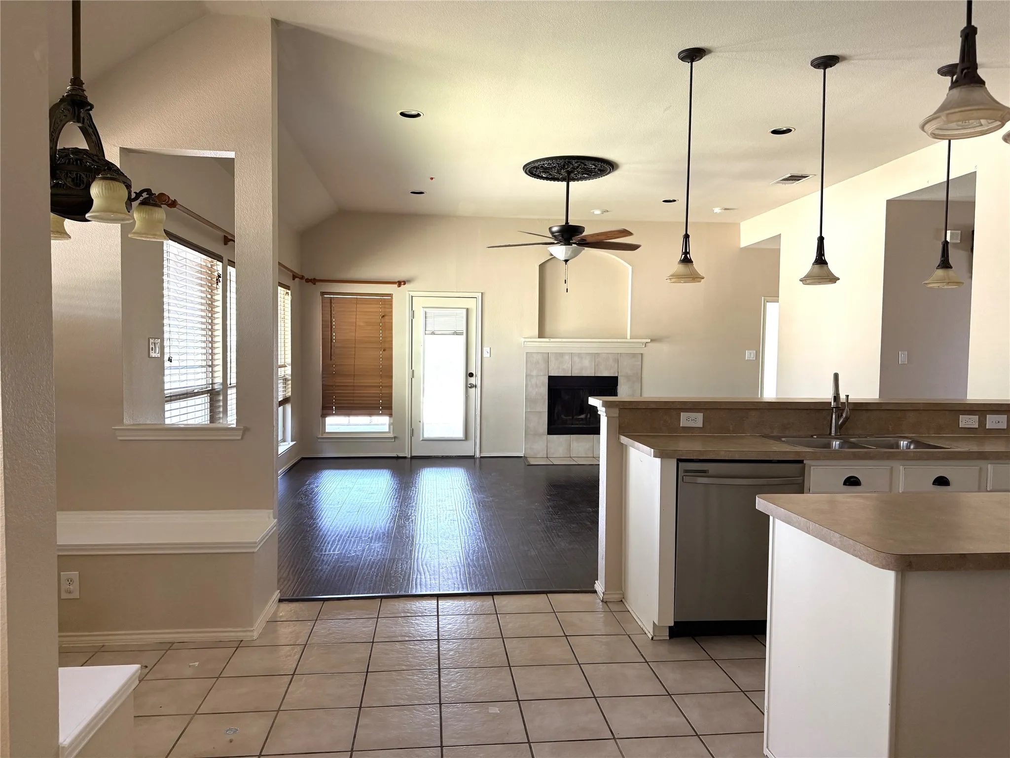 Single Family Residence For Rent in Collin County , 2406 Hillside Drive, Anna, Texas 75409, 3 Bedroom, 2 Bathroom, 2 Garage spaces, 1,735 Sqft, built in 2004, mls#21299954, Real Estate Agent in Anna, Homes For Rent in Collin county, Homes For Rent in Anna, Realtor in Anna Texas, Real Estate Brokerage Independent Realty Texas, Luminita Cordes Realtor
