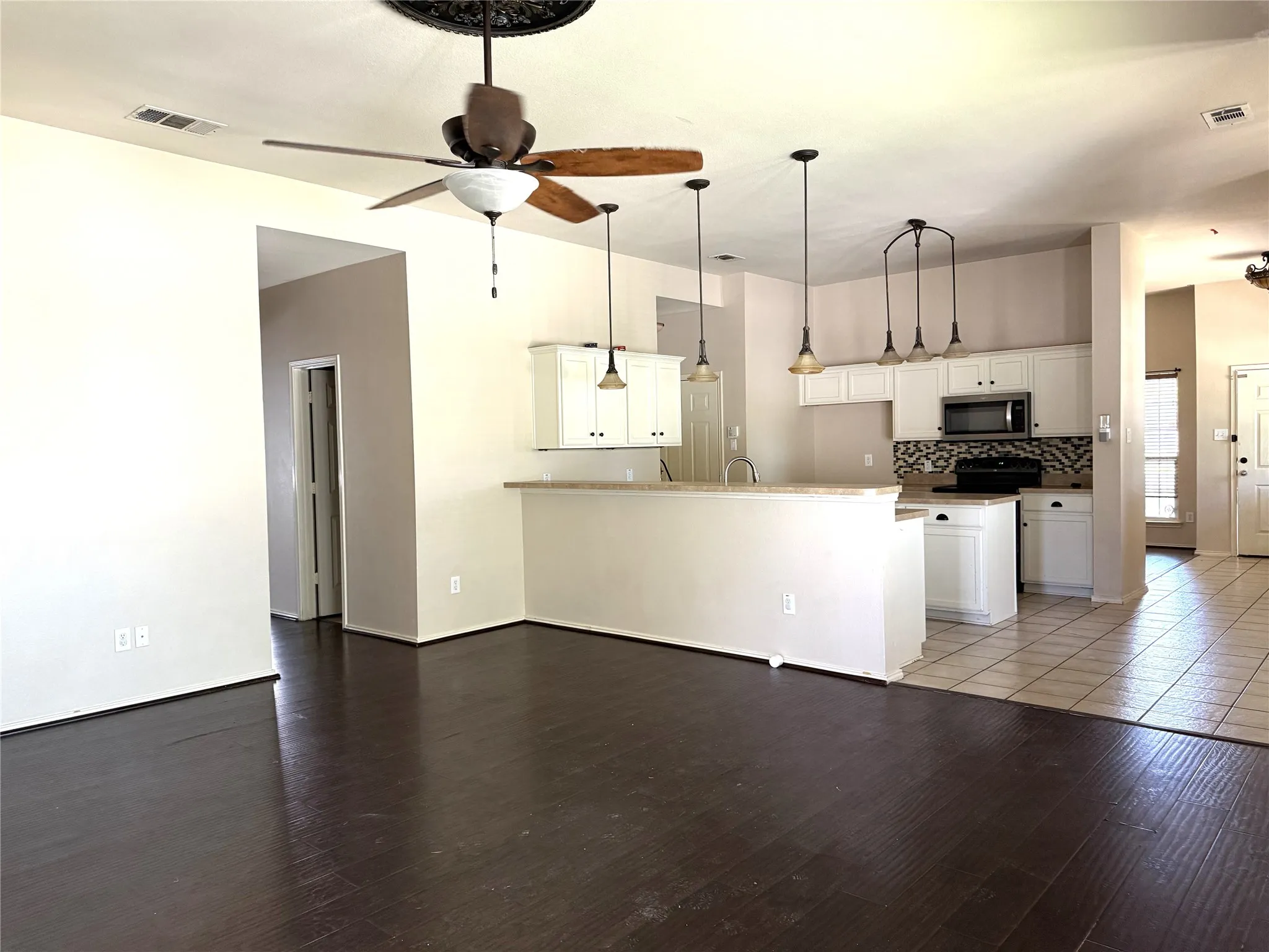 Single Family Residence For Rent in Collin County , 2406 Hillside Drive, Anna, Texas 75409, 3 Bedroom, 2 Bathroom, 2 Garage spaces, 1,735 Sqft, built in 2004, mls#21299954, Real Estate Agent in Anna, Homes For Rent in Collin county, Homes For Rent in Anna, Realtor in Anna Texas, Real Estate Brokerage Independent Realty Texas, Luminita Cordes Realtor