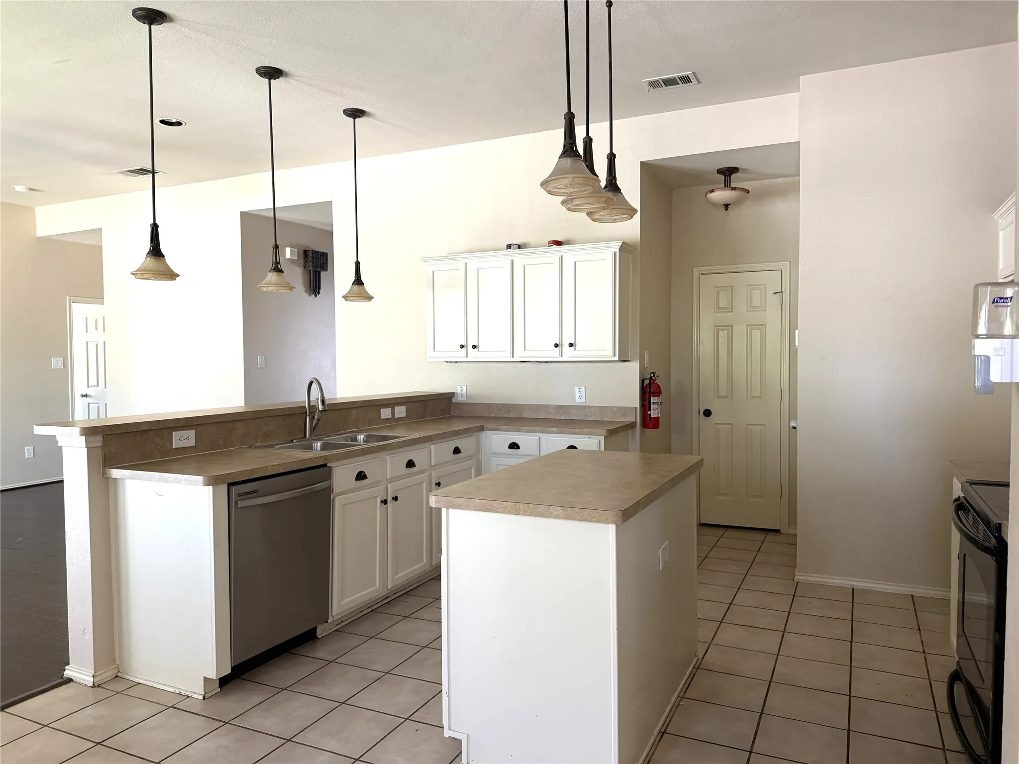 Single Family Residence For Rent in Collin County , 2406 Hillside Drive, Anna, Texas 75409, 3 Bedroom, 2 Bathroom, 2 Garage spaces, 1,735 Sqft, built in 2004, mls#21299954, Real Estate Agent in Anna, Homes For Rent in Collin county, Homes For Rent in Anna, Realtor in Anna Texas, Real Estate Brokerage Independent Realty Texas, Luminita Cordes Realtor