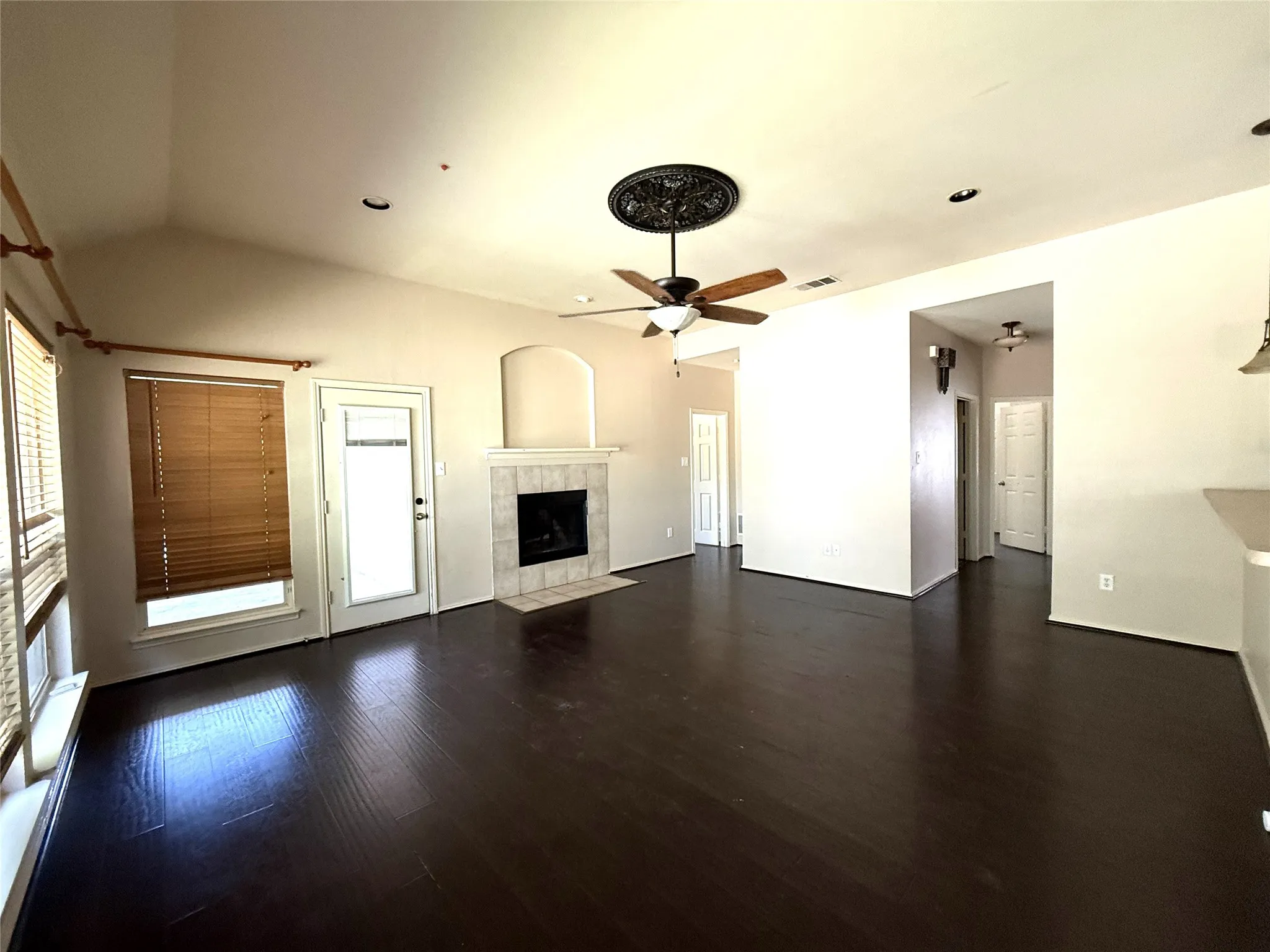 Single Family Residence For Rent in Collin County , 2406 Hillside Drive, Anna, Texas 75409, 3 Bedroom, 2 Bathroom, 2 Garage spaces, 1,735 Sqft, built in 2004, mls#21299954, Real Estate Agent in Anna, Homes For Rent in Collin county, Homes For Rent in Anna, Realtor in Anna Texas, Real Estate Brokerage Independent Realty Texas, Luminita Cordes Realtor