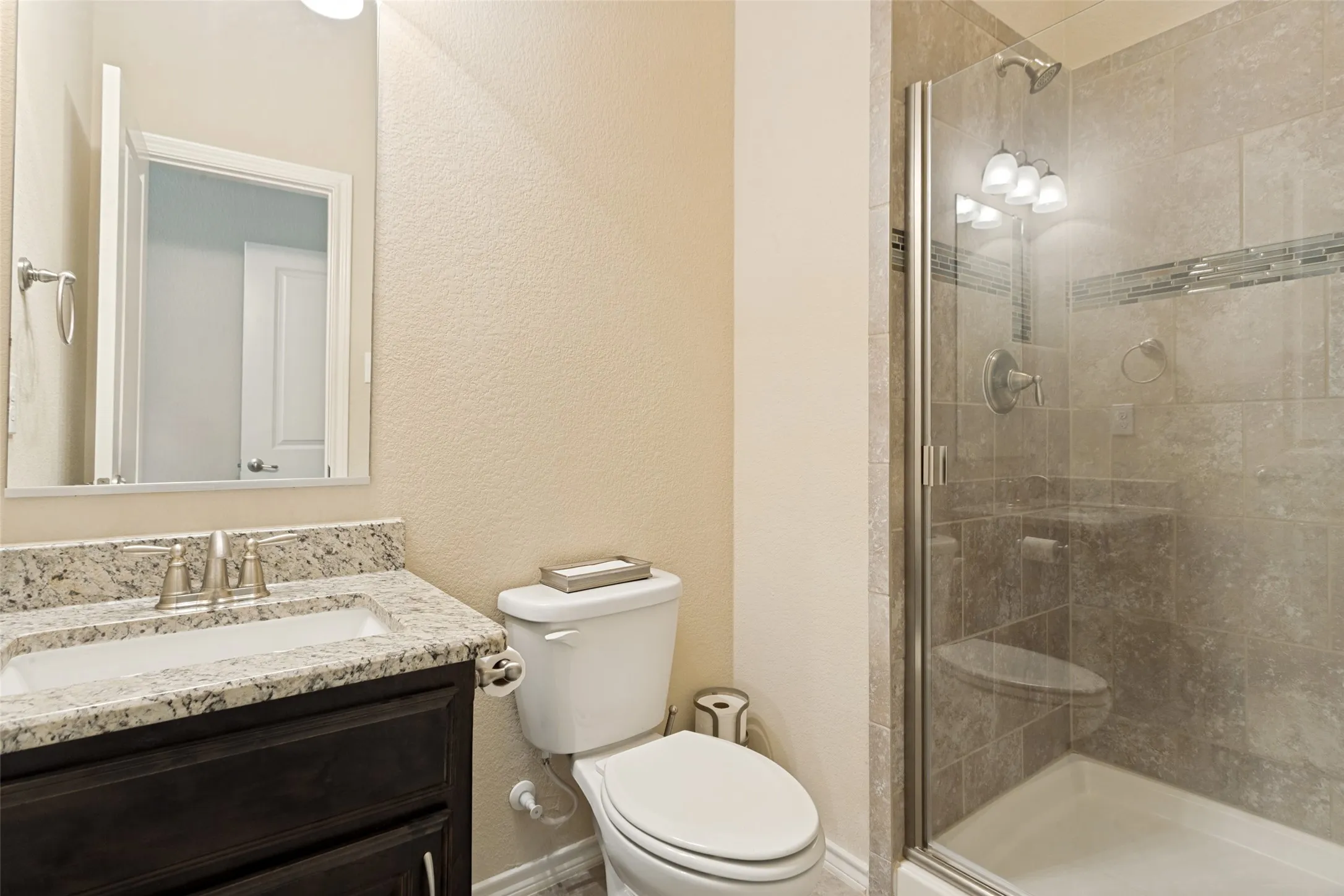 Single Family Residence For Sale in Tarrant County , 27 Oakridge Lane, Edgecliff Village, Texas 76134, 3 Bedroom, 3 Bathroom, 2 Garage spaces, 2,710 Sqft, built in 2015, mls#21297314, Real Estate Agent in Edgecliff Village, Homes For Sale in Tarrant county, Homes For Sale in Edgecliff Village, Realtor in Edgecliff Village Texas, Real Estate Brokerage Independent Realty Texas, Luminita Cordes Realtor