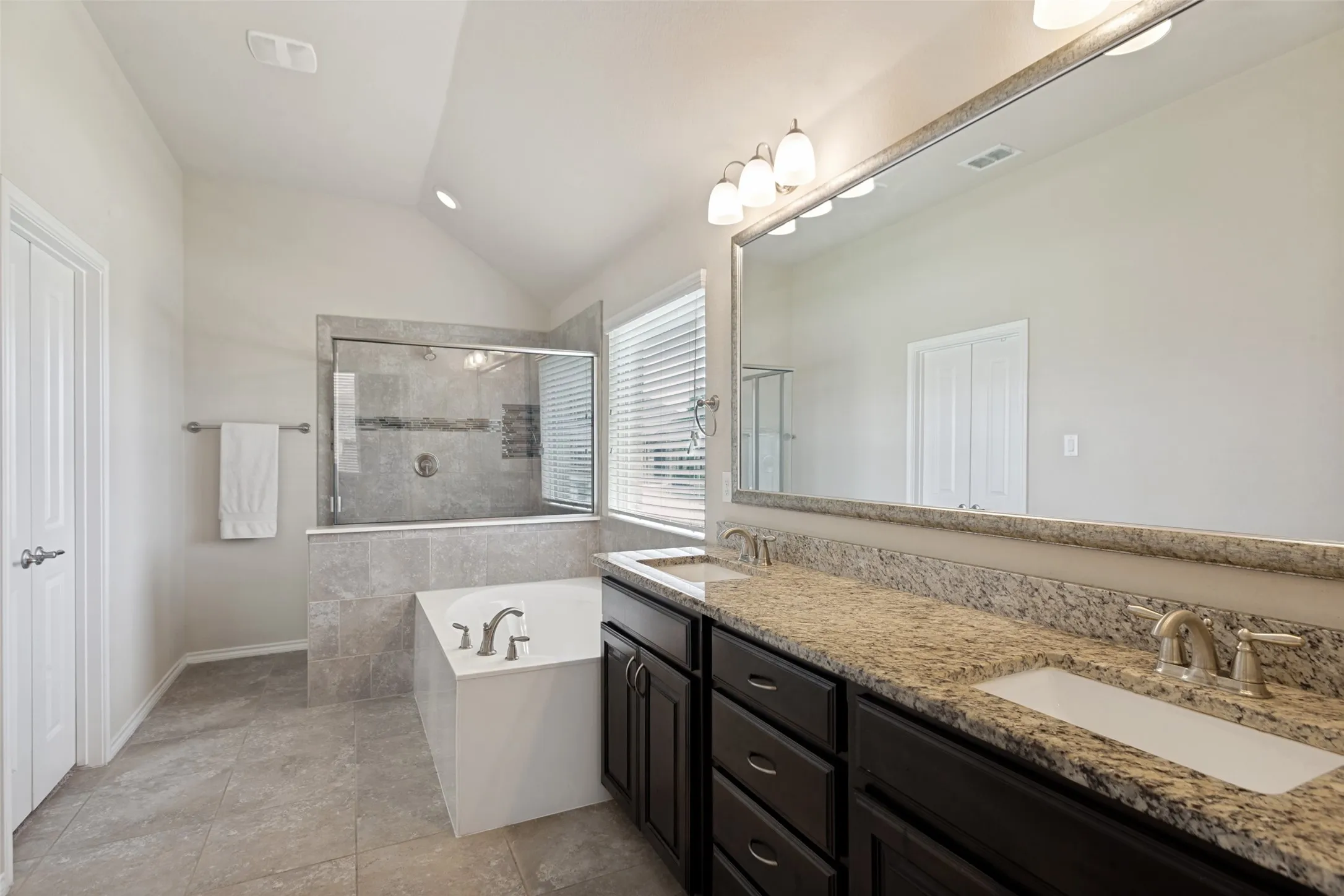 Single Family Residence For Sale in Tarrant County , 27 Oakridge Lane, Edgecliff Village, Texas 76134, 3 Bedroom, 3 Bathroom, 2 Garage spaces, 2,710 Sqft, built in 2015, mls#21297314, Real Estate Agent in Edgecliff Village, Homes For Sale in Tarrant county, Homes For Sale in Edgecliff Village, Realtor in Edgecliff Village Texas, Real Estate Brokerage Independent Realty Texas, Luminita Cordes Realtor