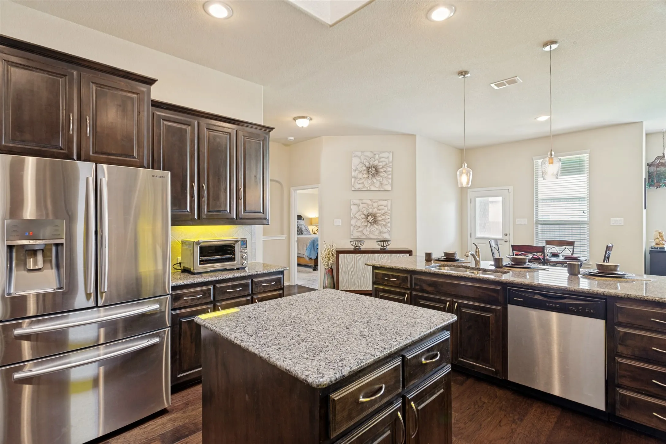 Single Family Residence For Sale in Tarrant County , 27 Oakridge Lane, Edgecliff Village, Texas 76134, 3 Bedroom, 3 Bathroom, 2 Garage spaces, 2,710 Sqft, built in 2015, mls#21297314, Real Estate Agent in Edgecliff Village, Homes For Sale in Tarrant county, Homes For Sale in Edgecliff Village, Realtor in Edgecliff Village Texas, Real Estate Brokerage Independent Realty Texas, Luminita Cordes Realtor