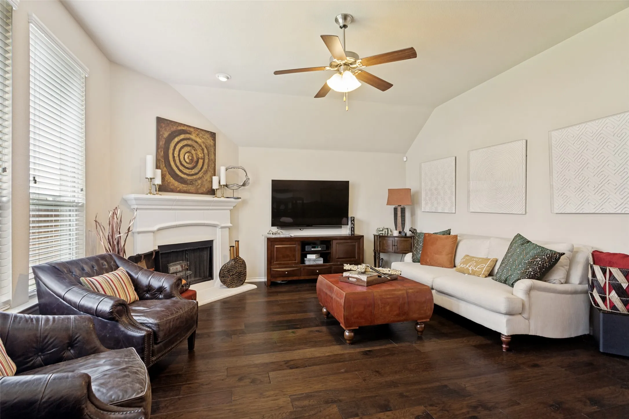 Single Family Residence For Sale in Tarrant County , 27 Oakridge Lane, Edgecliff Village, Texas 76134, 3 Bedroom, 3 Bathroom, 2 Garage spaces, 2,710 Sqft, built in 2015, mls#21297314, Real Estate Agent in Edgecliff Village, Homes For Sale in Tarrant county, Homes For Sale in Edgecliff Village, Realtor in Edgecliff Village Texas, Real Estate Brokerage Independent Realty Texas, Luminita Cordes Realtor