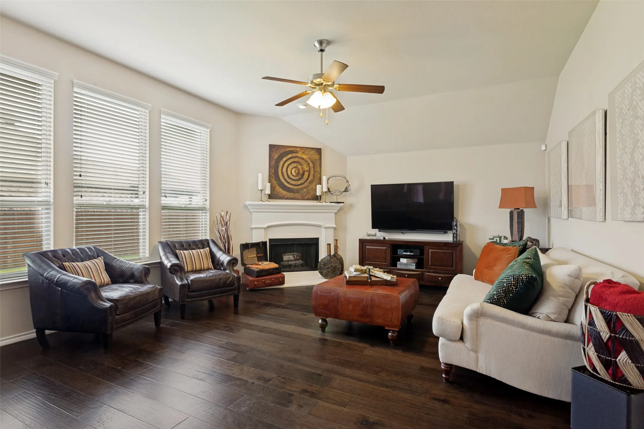 Single Family Residence For Sale in Tarrant County , 27 Oakridge Lane, Edgecliff Village, Texas 76134, 3 Bedroom, 3 Bathroom, 2 Garage spaces, 2,710 Sqft, built in 2015, mls#21297314, Real Estate Agent in Edgecliff Village, Homes For Sale in Tarrant county, Homes For Sale in Edgecliff Village, Realtor in Edgecliff Village Texas, Real Estate Brokerage Independent Realty Texas, Luminita Cordes Realtor