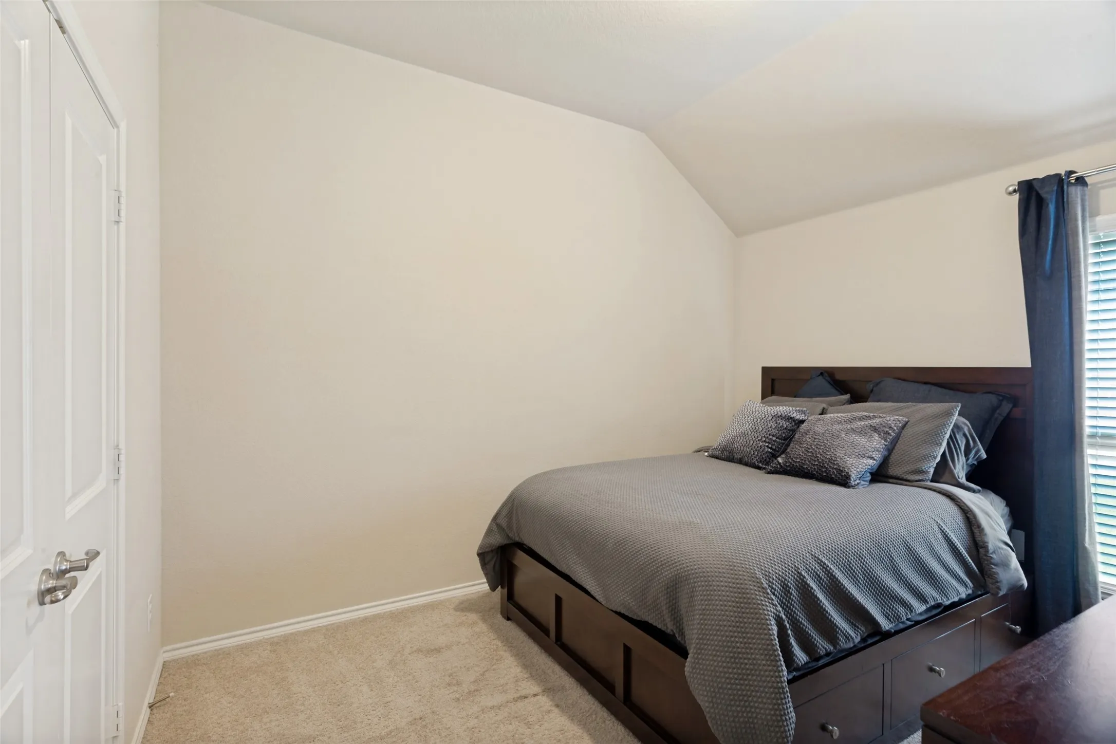 Single Family Residence For Sale in Tarrant County , 27 Oakridge Lane, Edgecliff Village, Texas 76134, 3 Bedroom, 3 Bathroom, 2 Garage spaces, 2,710 Sqft, built in 2015, mls#21297314, Real Estate Agent in Edgecliff Village, Homes For Sale in Tarrant county, Homes For Sale in Edgecliff Village, Realtor in Edgecliff Village Texas, Real Estate Brokerage Independent Realty Texas, Luminita Cordes Realtor