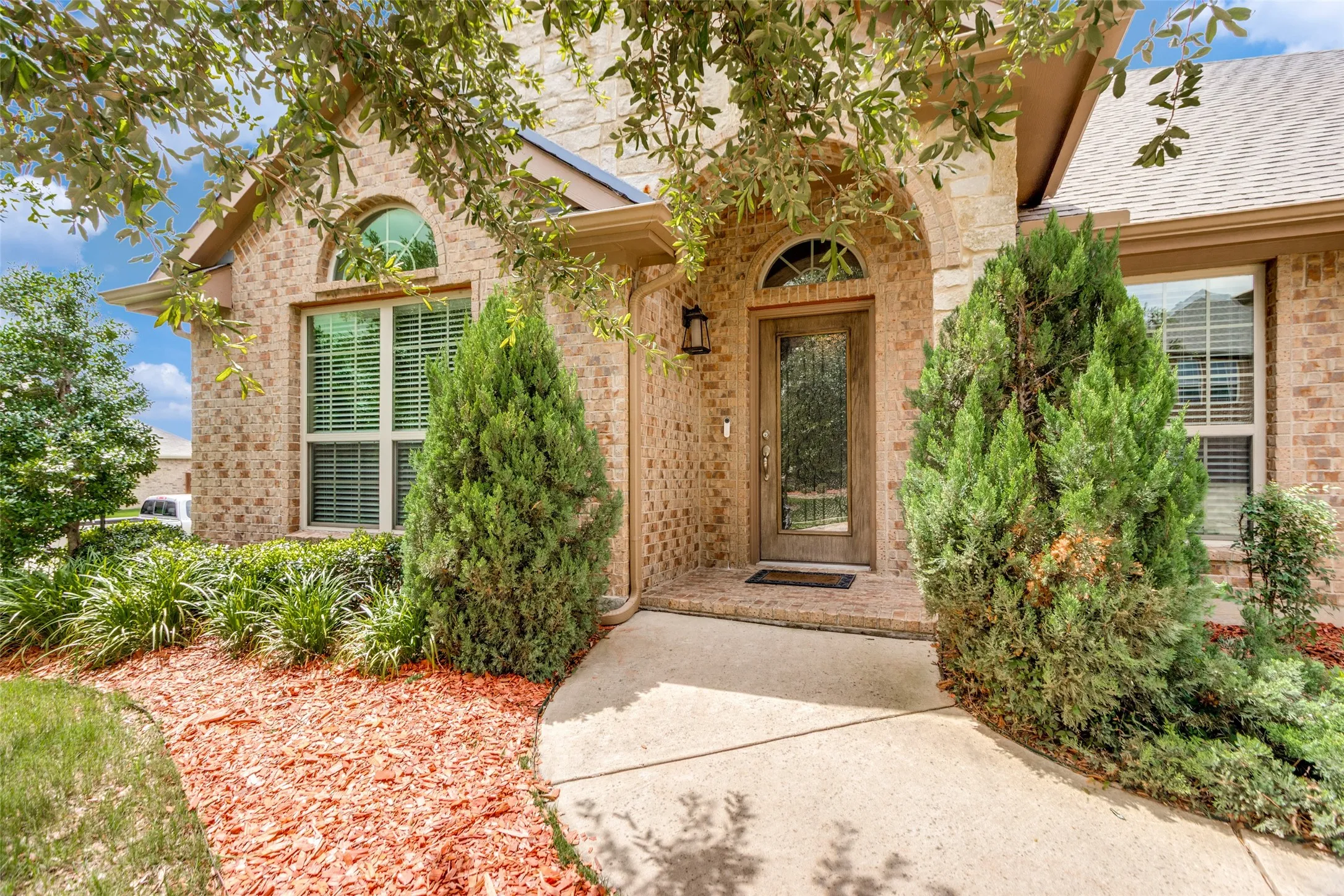Single Family Residence For Sale in Tarrant County , 27 Oakridge Lane, Edgecliff Village, Texas 76134, 3 Bedroom, 3 Bathroom, 2 Garage spaces, 2,710 Sqft, built in 2015, mls#21297314, Real Estate Agent in Edgecliff Village, Homes For Sale in Tarrant county, Homes For Sale in Edgecliff Village, Realtor in Edgecliff Village Texas, Real Estate Brokerage Independent Realty Texas, Luminita Cordes Realtor