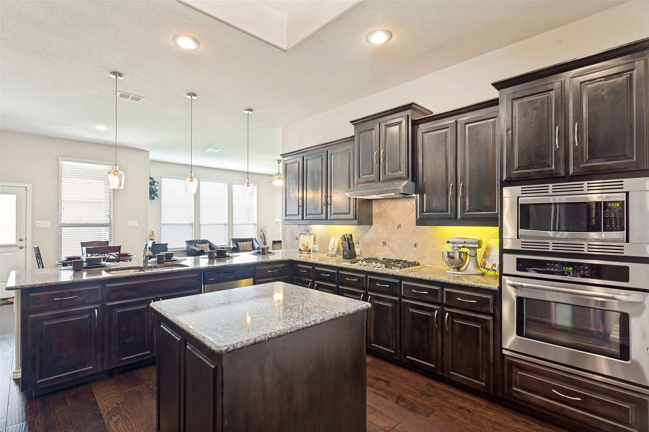 Single Family Residence For Sale in Tarrant County , 27 Oakridge Lane, Edgecliff Village, Texas 76134, 3 Bedroom, 3 Bathroom, 2 Garage spaces, 2,710 Sqft, built in 2015, mls#21297314, Real Estate Agent in Edgecliff Village, Homes For Sale in Tarrant county, Homes For Sale in Edgecliff Village, Realtor in Edgecliff Village Texas, Real Estate Brokerage Independent Realty Texas, Luminita Cordes Realtor