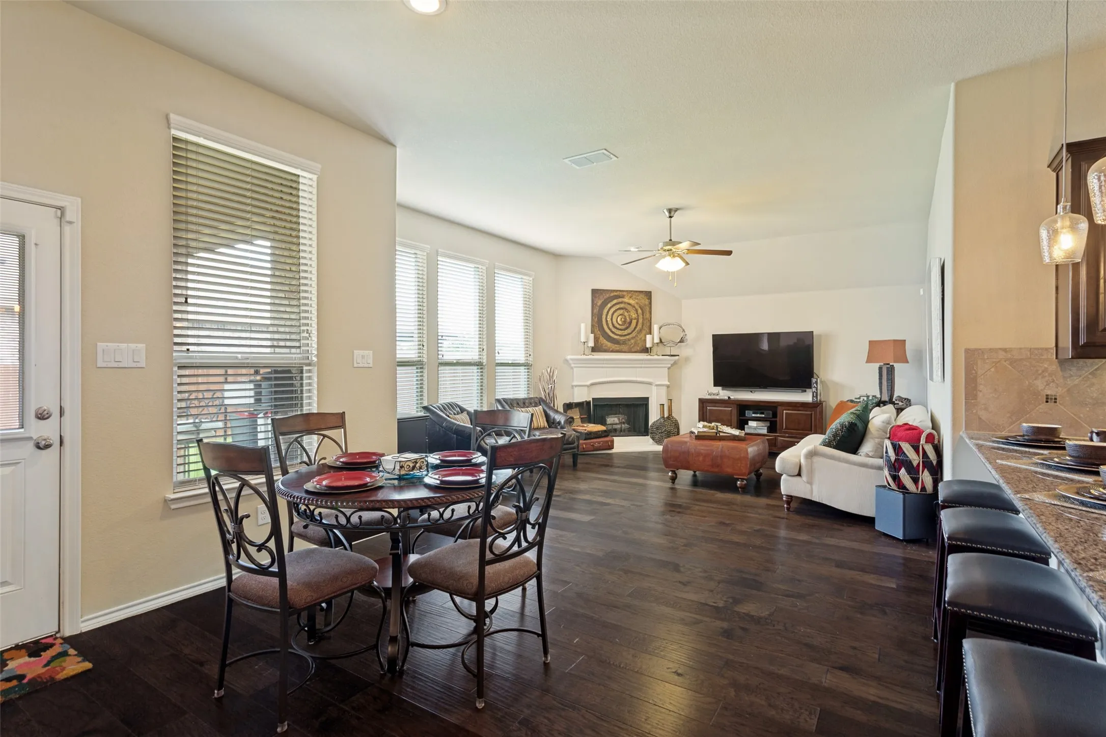 Single Family Residence For Sale in Tarrant County , 27 Oakridge Lane, Edgecliff Village, Texas 76134, 3 Bedroom, 3 Bathroom, 2 Garage spaces, 2,710 Sqft, built in 2015, mls#21297314, Real Estate Agent in Edgecliff Village, Homes For Sale in Tarrant county, Homes For Sale in Edgecliff Village, Realtor in Edgecliff Village Texas, Real Estate Brokerage Independent Realty Texas, Luminita Cordes Realtor