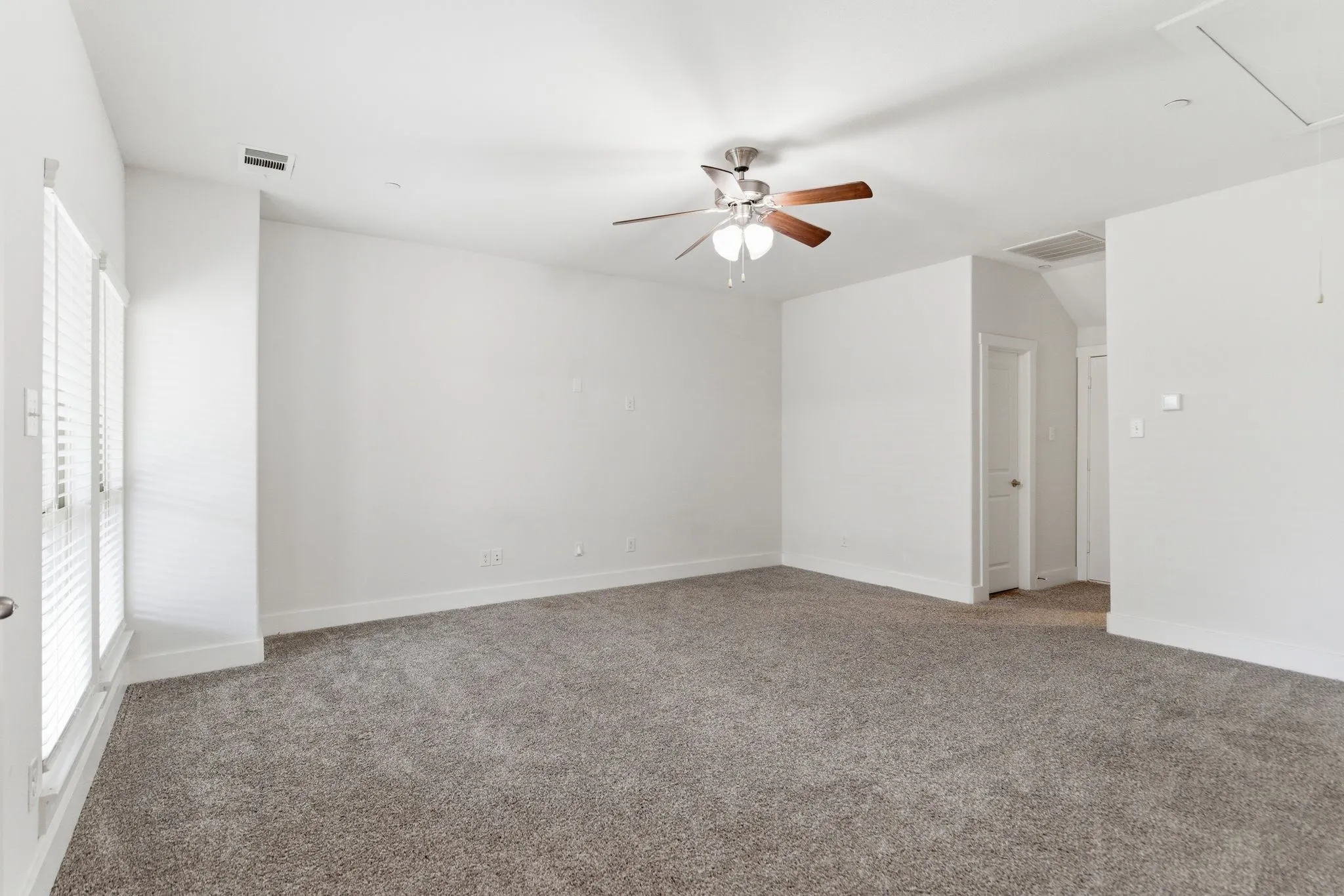 Townhouse For Sale in Denton County , 2420 Eureka Way, Lewisville, Texas 75056, 4 Bedroom, 4 Bathroom, 2 Garage spaces, 2,027 Sqft, built in 2017, mls#21299967, Real Estate Agent in Lewisville, Homes For Sale in Denton county, Homes For Sale in Lewisville, Realtor in Lewisville Texas, Real Estate Brokerage Independent Realty Texas, Luminita Cordes Realtor