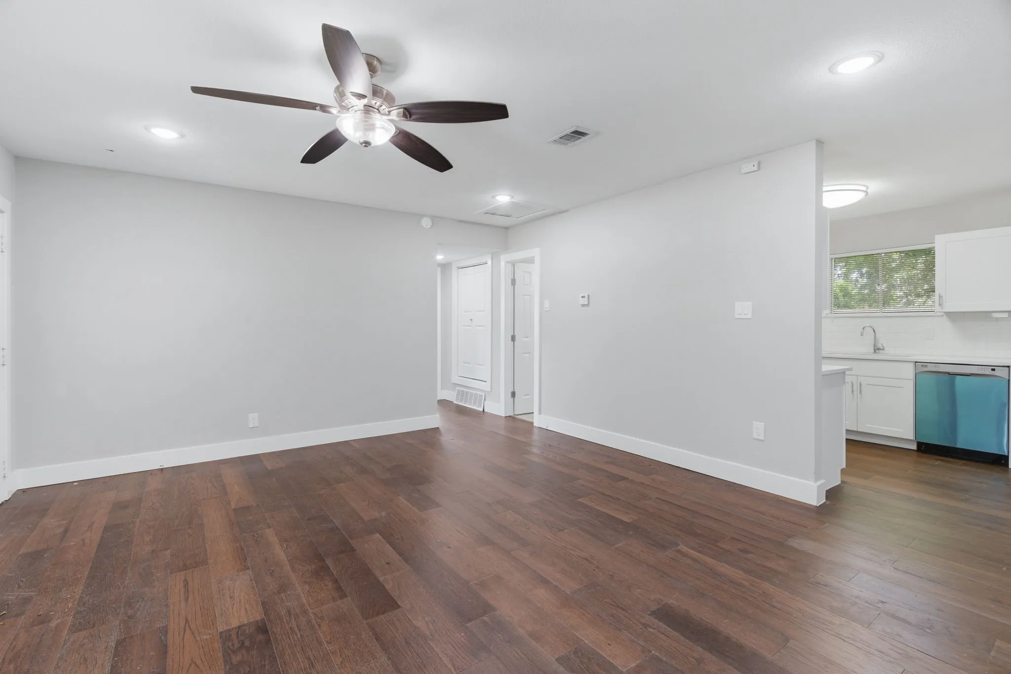 Single Family Residence For Sale in Dallas County , 2204 Dunloe Avenue, Dallas, Texas 75228, 4 Bedroom, 2 Bathroom, Garage spaces, 1,607 Sqft, built in 1952, mls#21297381, Real Estate Agent in Dallas, Homes For Sale in Dallas county, Homes For Sale in Dallas, Realtor in Dallas Texas, Real Estate Brokerage Independent Realty Texas, Luminita Cordes Realtor