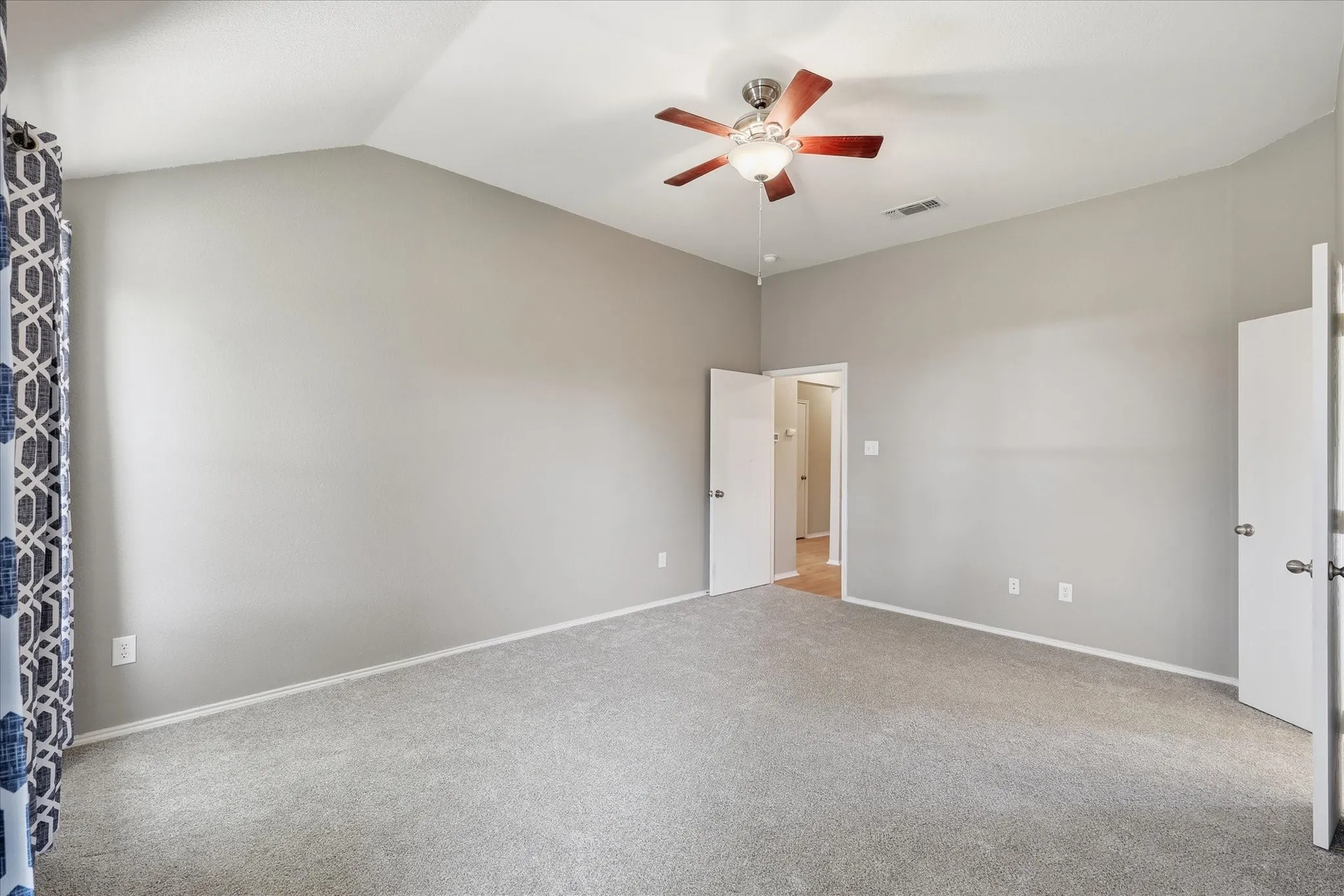 Single Family Residence For Sale in Denton County , 213 Mckamy Boulevard, Denton, Texas 76207, 4 Bedroom, 2 Bathroom, 2 Garage spaces, 1,836 Sqft, built in 2004, mls#21298097, Real Estate Agent in Denton, Homes For Sale in Denton county, Homes For Sale in Denton, Realtor in Denton Texas, Real Estate Brokerage Independent Realty Texas, Luminita Cordes Realtor
