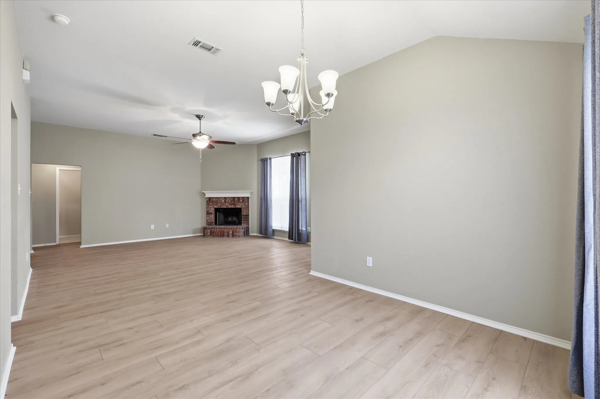 Single Family Residence For Sale in Denton County , 213 Mckamy Boulevard, Denton, Texas 76207, 4 Bedroom, 2 Bathroom, 2 Garage spaces, 1,836 Sqft, built in 2004, mls#21298097, Real Estate Agent in Denton, Homes For Sale in Denton county, Homes For Sale in Denton, Realtor in Denton Texas, Real Estate Brokerage Independent Realty Texas, Luminita Cordes Realtor