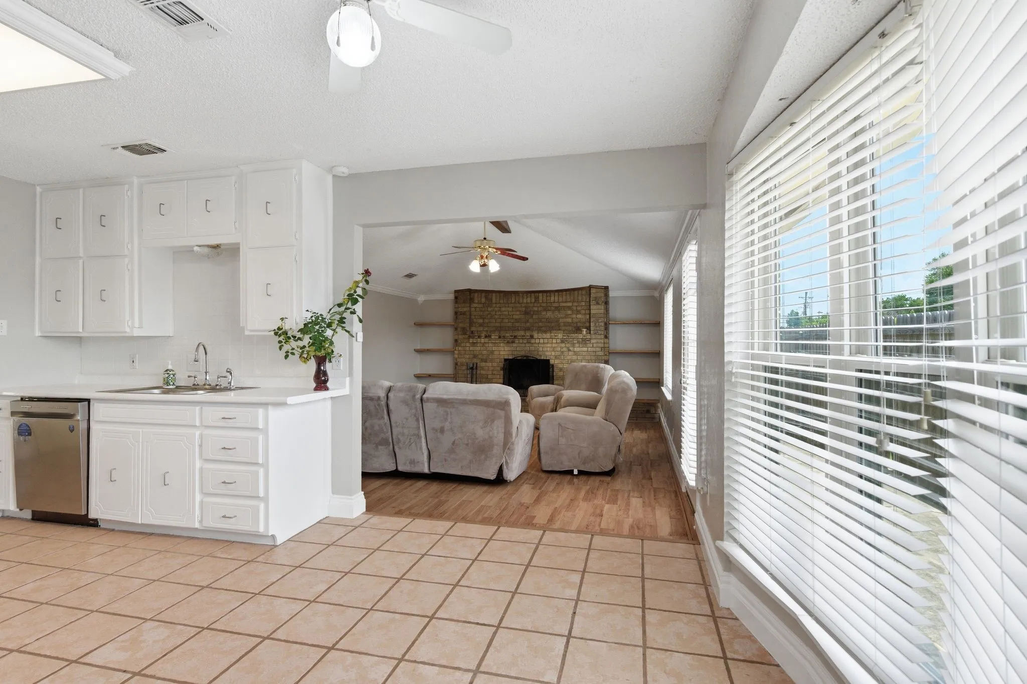 Single Family Residence For Sale in Tarrant County , 2915 Post Oak Court, Bedford, Texas 76021, 3 Bedroom, 2 Bathroom, 2 Garage spaces, 1,563 Sqft, built in 1980, mls#21299973, Real Estate Agent in Bedford, Homes For Sale in Tarrant county, Homes For Sale in Bedford, Realtor in Bedford Texas, Real Estate Brokerage Independent Realty Texas, Luminita Cordes Realtor