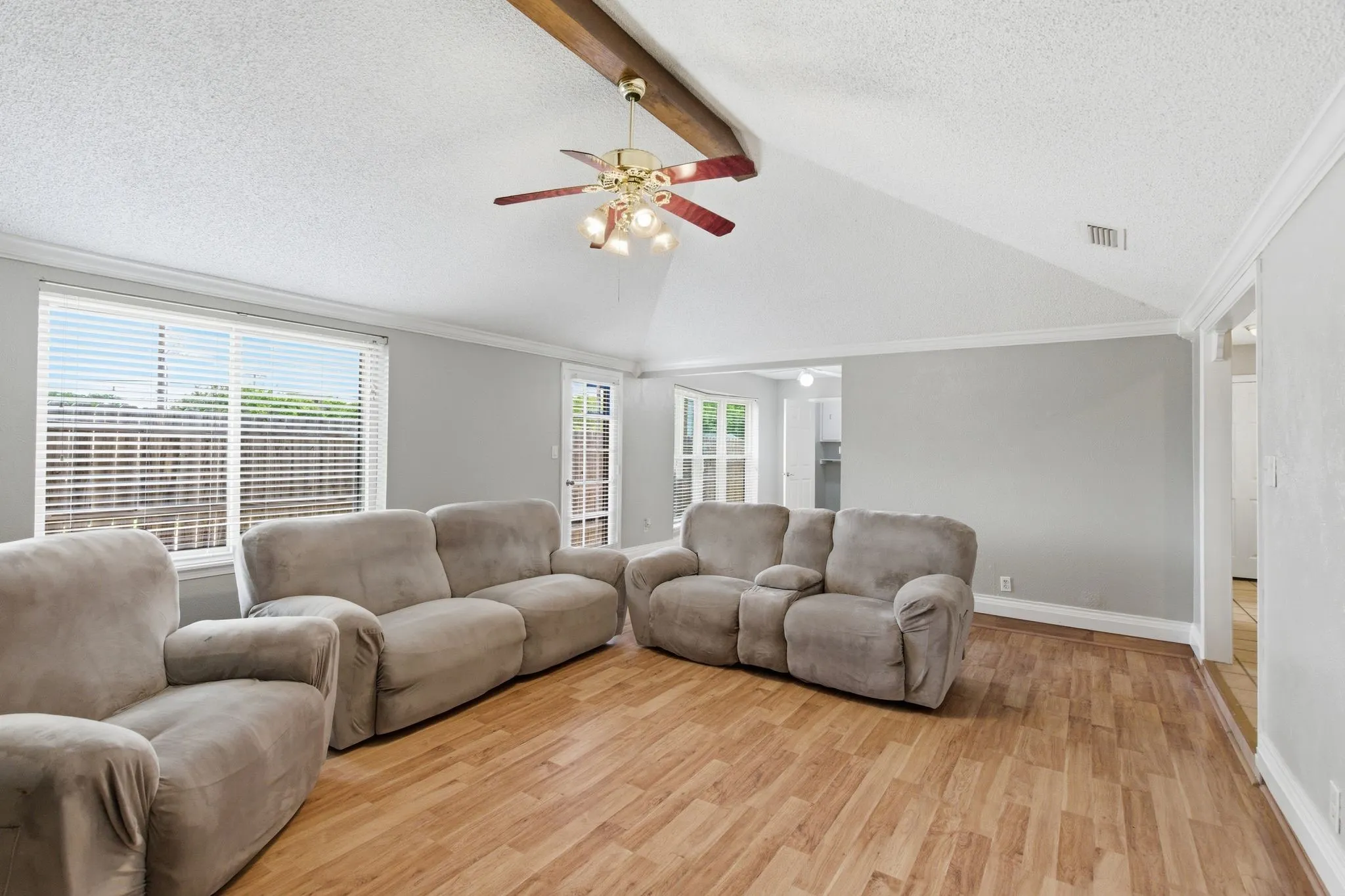Single Family Residence For Sale in Tarrant County , 2915 Post Oak Court, Bedford, Texas 76021, 3 Bedroom, 2 Bathroom, 2 Garage spaces, 1,563 Sqft, built in 1980, mls#21299973, Real Estate Agent in Bedford, Homes For Sale in Tarrant county, Homes For Sale in Bedford, Realtor in Bedford Texas, Real Estate Brokerage Independent Realty Texas, Luminita Cordes Realtor