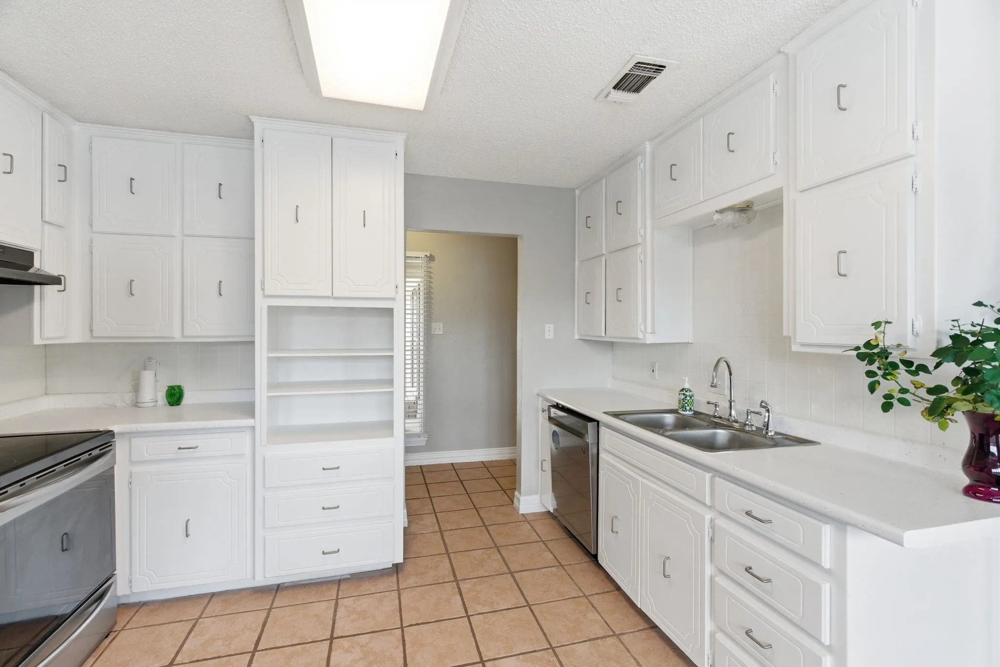 Single Family Residence For Sale in Tarrant County , 2915 Post Oak Court, Bedford, Texas 76021, 3 Bedroom, 2 Bathroom, 2 Garage spaces, 1,563 Sqft, built in 1980, mls#21299973, Real Estate Agent in Bedford, Homes For Sale in Tarrant county, Homes For Sale in Bedford, Realtor in Bedford Texas, Real Estate Brokerage Independent Realty Texas, Luminita Cordes Realtor