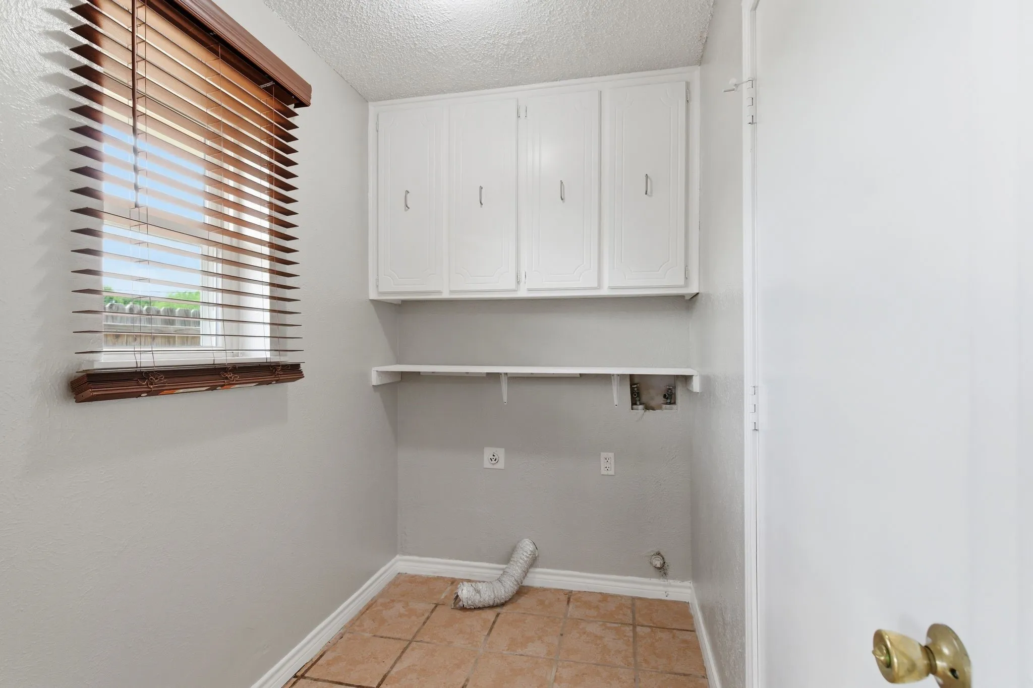 Single Family Residence For Sale in Tarrant County , 2915 Post Oak Court, Bedford, Texas 76021, 3 Bedroom, 2 Bathroom, 2 Garage spaces, 1,563 Sqft, built in 1980, mls#21299973, Real Estate Agent in Bedford, Homes For Sale in Tarrant county, Homes For Sale in Bedford, Realtor in Bedford Texas, Real Estate Brokerage Independent Realty Texas, Luminita Cordes Realtor