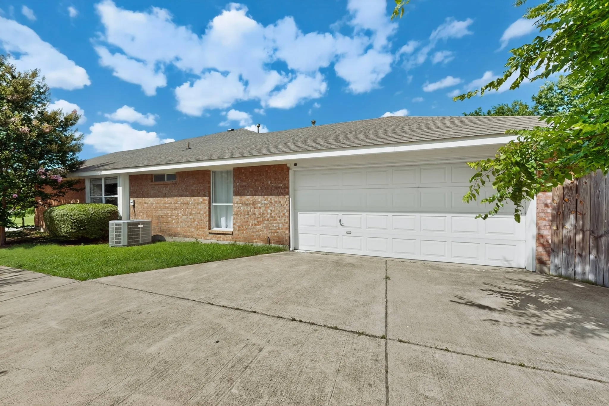 Single Family Residence For Sale in Collin County , 320 Elizabeth Trail, Murphy, Texas 75094, 4 Bedroom, 3 Bathroom, 2 Garage spaces, 2,323 Sqft, built in 2001, mls#21299866, Real Estate Agent in Murphy, Homes For Sale in Collin county, Homes For Sale in Murphy, Realtor in Murphy Texas, Real Estate Brokerage Independent Realty Texas, Luminita Cordes Realtor