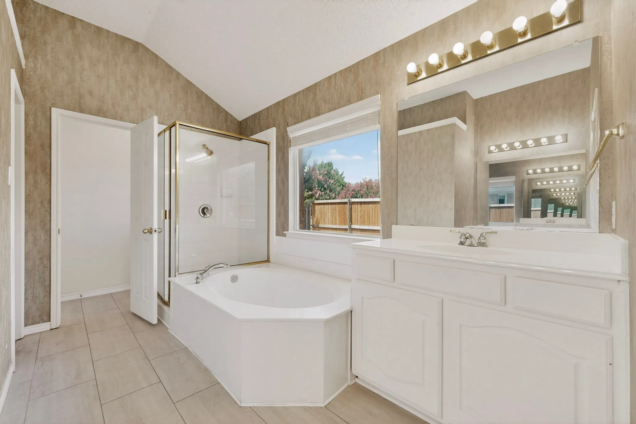 Single Family Residence For Sale in Collin County , 320 Elizabeth Trail, Murphy, Texas 75094, 4 Bedroom, 3 Bathroom, 2 Garage spaces, 2,323 Sqft, built in 2001, mls#21299866, Real Estate Agent in Murphy, Homes For Sale in Collin county, Homes For Sale in Murphy, Realtor in Murphy Texas, Real Estate Brokerage Independent Realty Texas, Luminita Cordes Realtor