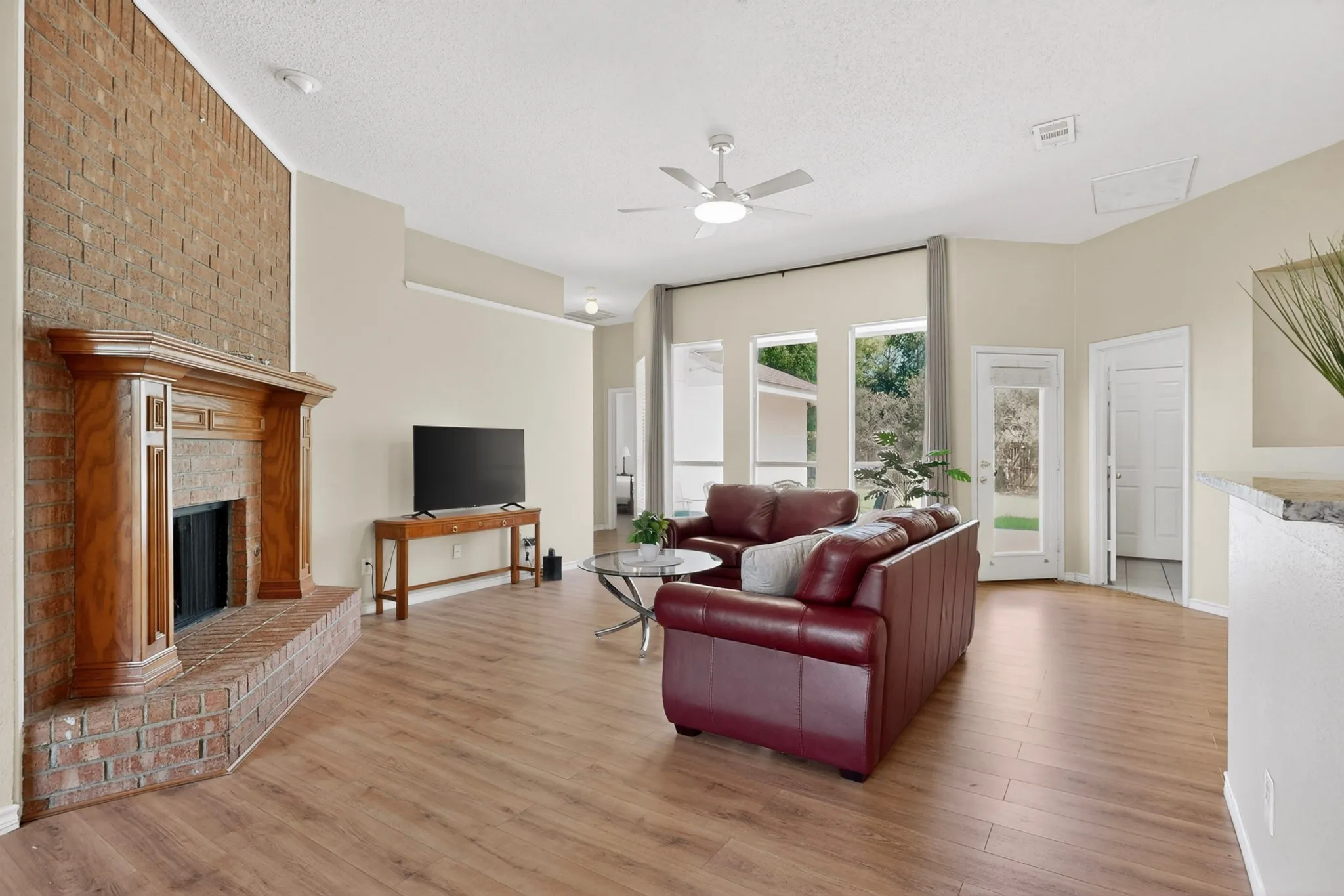 Single Family Residence For Sale in Collin County , 320 Elizabeth Trail, Murphy, Texas 75094, 4 Bedroom, 3 Bathroom, 2 Garage spaces, 2,323 Sqft, built in 2001, mls#21299866, Real Estate Agent in Murphy, Homes For Sale in Collin county, Homes For Sale in Murphy, Realtor in Murphy Texas, Real Estate Brokerage Independent Realty Texas, Luminita Cordes Realtor