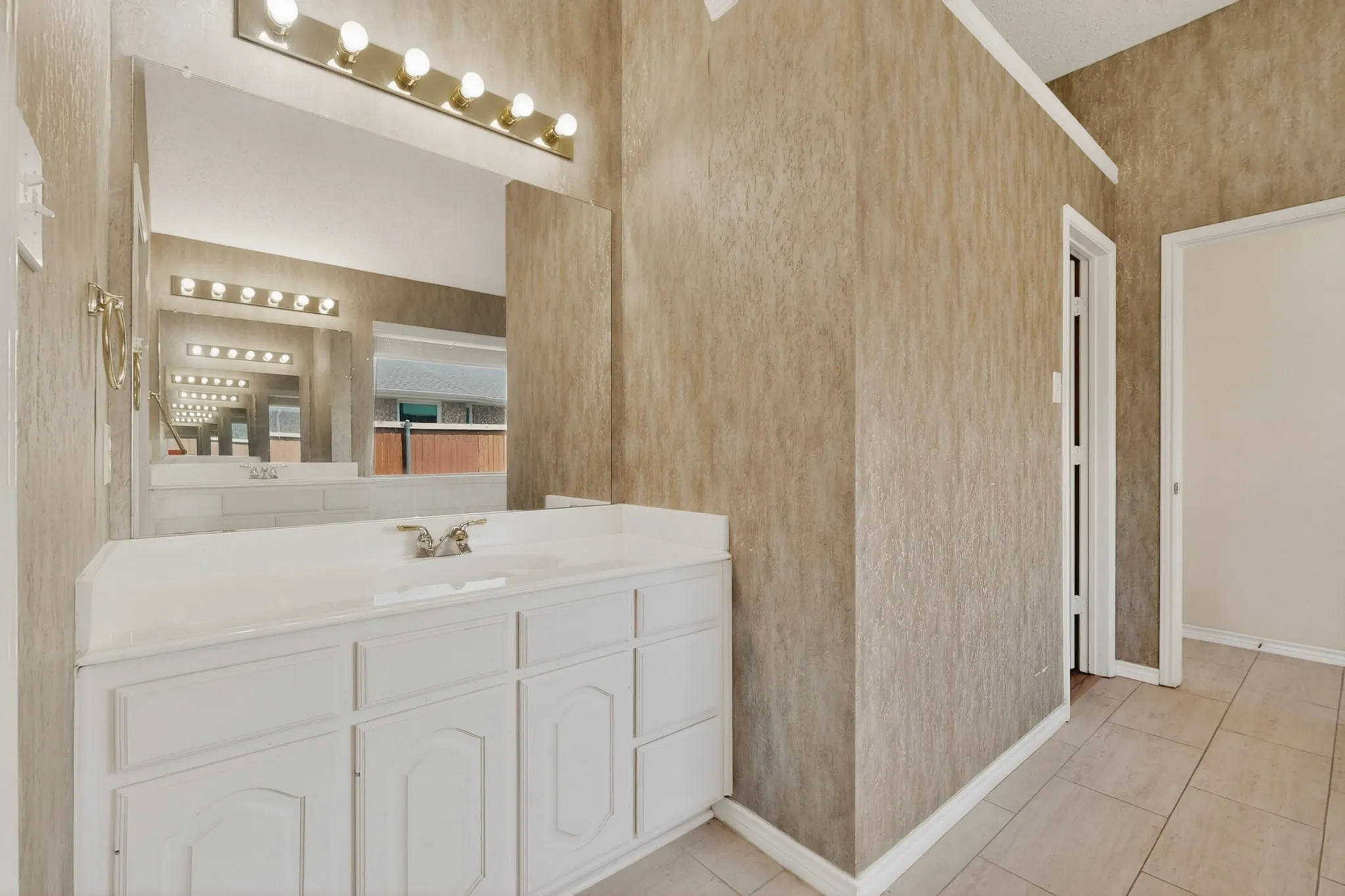 Single Family Residence For Sale in Collin County , 320 Elizabeth Trail, Murphy, Texas 75094, 4 Bedroom, 3 Bathroom, 2 Garage spaces, 2,323 Sqft, built in 2001, mls#21299866, Real Estate Agent in Murphy, Homes For Sale in Collin county, Homes For Sale in Murphy, Realtor in Murphy Texas, Real Estate Brokerage Independent Realty Texas, Luminita Cordes Realtor