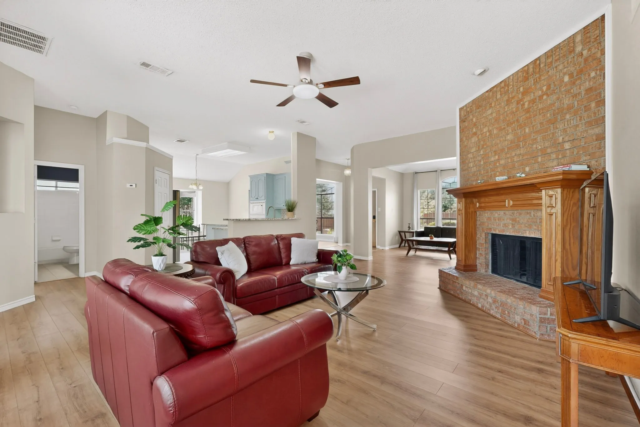 Single Family Residence For Sale in Collin County , 320 Elizabeth Trail, Murphy, Texas 75094, 4 Bedroom, 3 Bathroom, 2 Garage spaces, 2,323 Sqft, built in 2001, mls#21299866, Real Estate Agent in Murphy, Homes For Sale in Collin county, Homes For Sale in Murphy, Realtor in Murphy Texas, Real Estate Brokerage Independent Realty Texas, Luminita Cordes Realtor