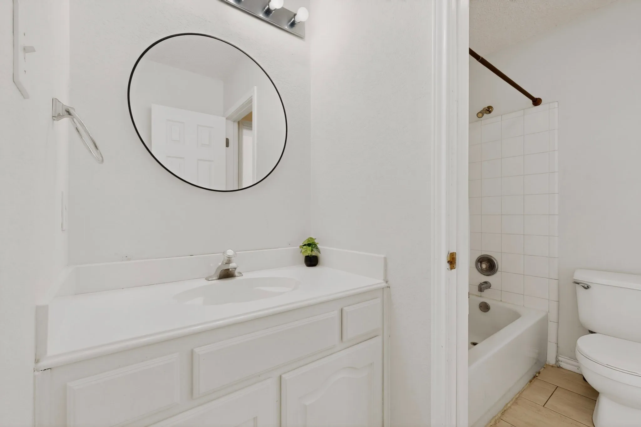Single Family Residence For Sale in Collin County , 320 Elizabeth Trail, Murphy, Texas 75094, 4 Bedroom, 3 Bathroom, 2 Garage spaces, 2,323 Sqft, built in 2001, mls#21299866, Real Estate Agent in Murphy, Homes For Sale in Collin county, Homes For Sale in Murphy, Realtor in Murphy Texas, Real Estate Brokerage Independent Realty Texas, Luminita Cordes Realtor