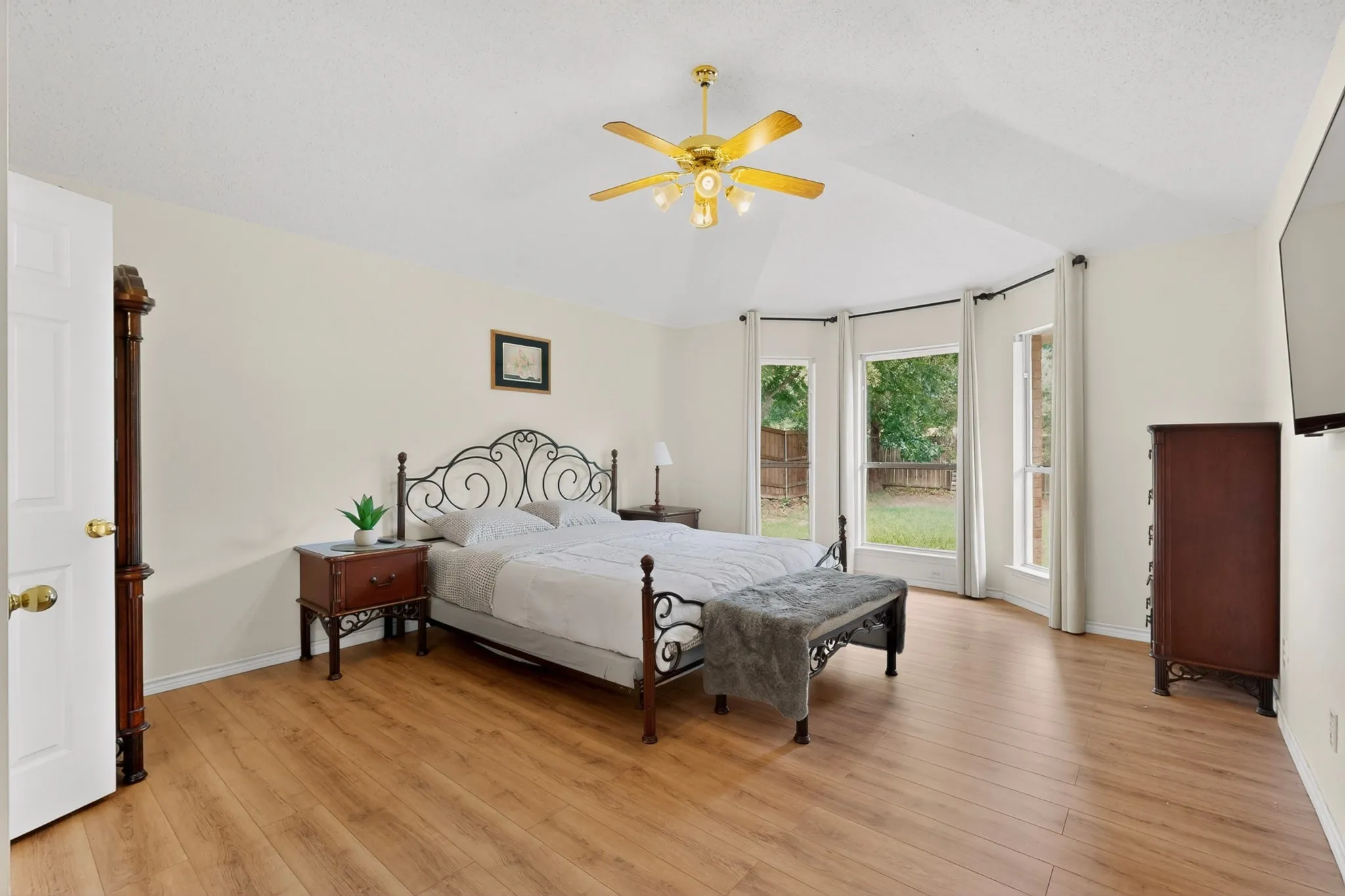 Single Family Residence For Sale in Collin County , 320 Elizabeth Trail, Murphy, Texas 75094, 4 Bedroom, 3 Bathroom, 2 Garage spaces, 2,323 Sqft, built in 2001, mls#21299866, Real Estate Agent in Murphy, Homes For Sale in Collin county, Homes For Sale in Murphy, Realtor in Murphy Texas, Real Estate Brokerage Independent Realty Texas, Luminita Cordes Realtor