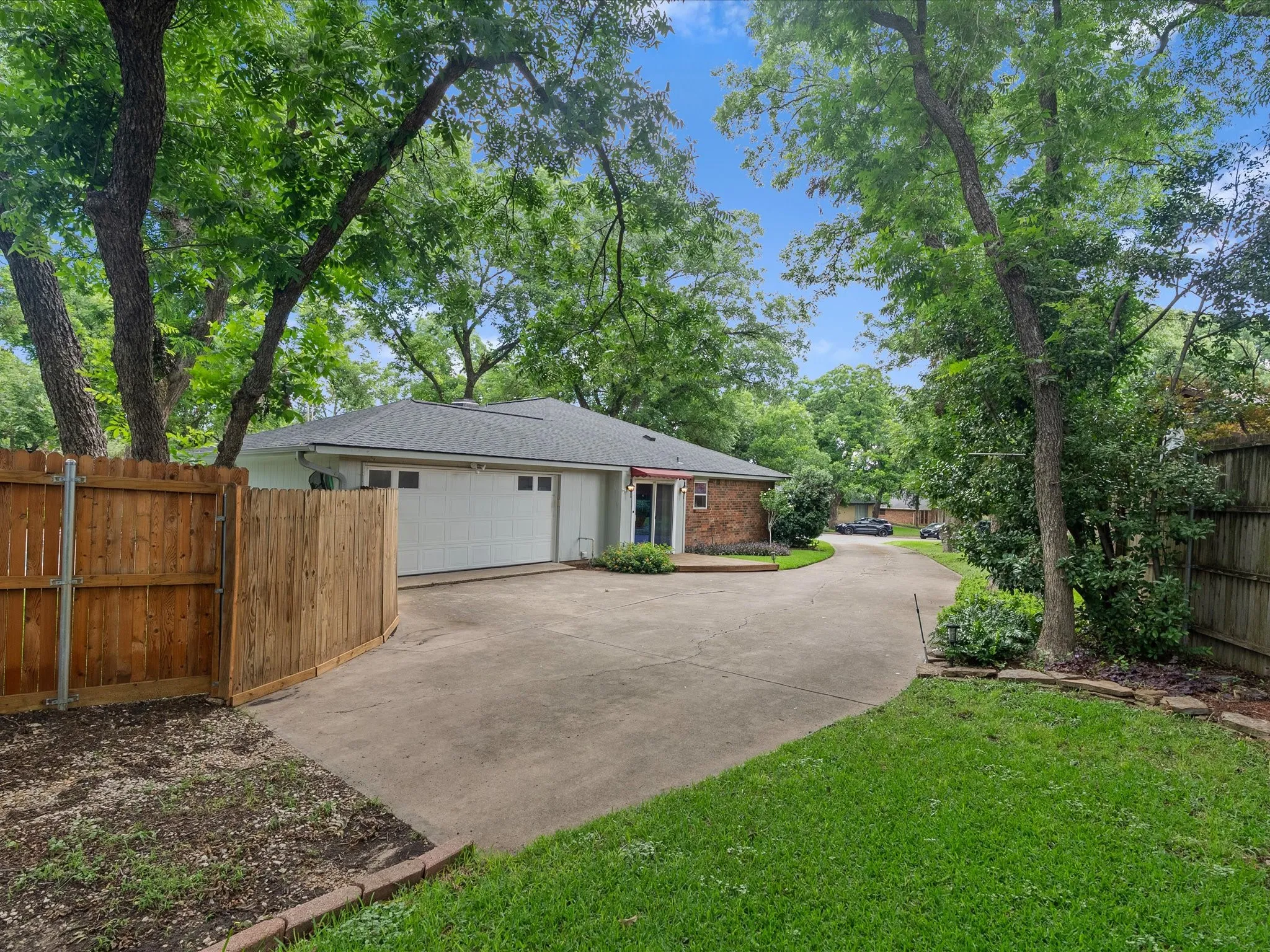 Single Family Residence For Sale in Dallas County , 602 Adams Drive, Duncanville, Texas 75137, 4 Bedroom, 2 Bathroom, 2 Garage spaces, 1,864 Sqft, built in 1978, mls#21299994, Real Estate Agent in Duncanville, Homes For Sale in Dallas county, Homes For Sale in Duncanville, Realtor in Duncanville Texas, Real Estate Brokerage Independent Realty Texas, Luminita Cordes Realtor