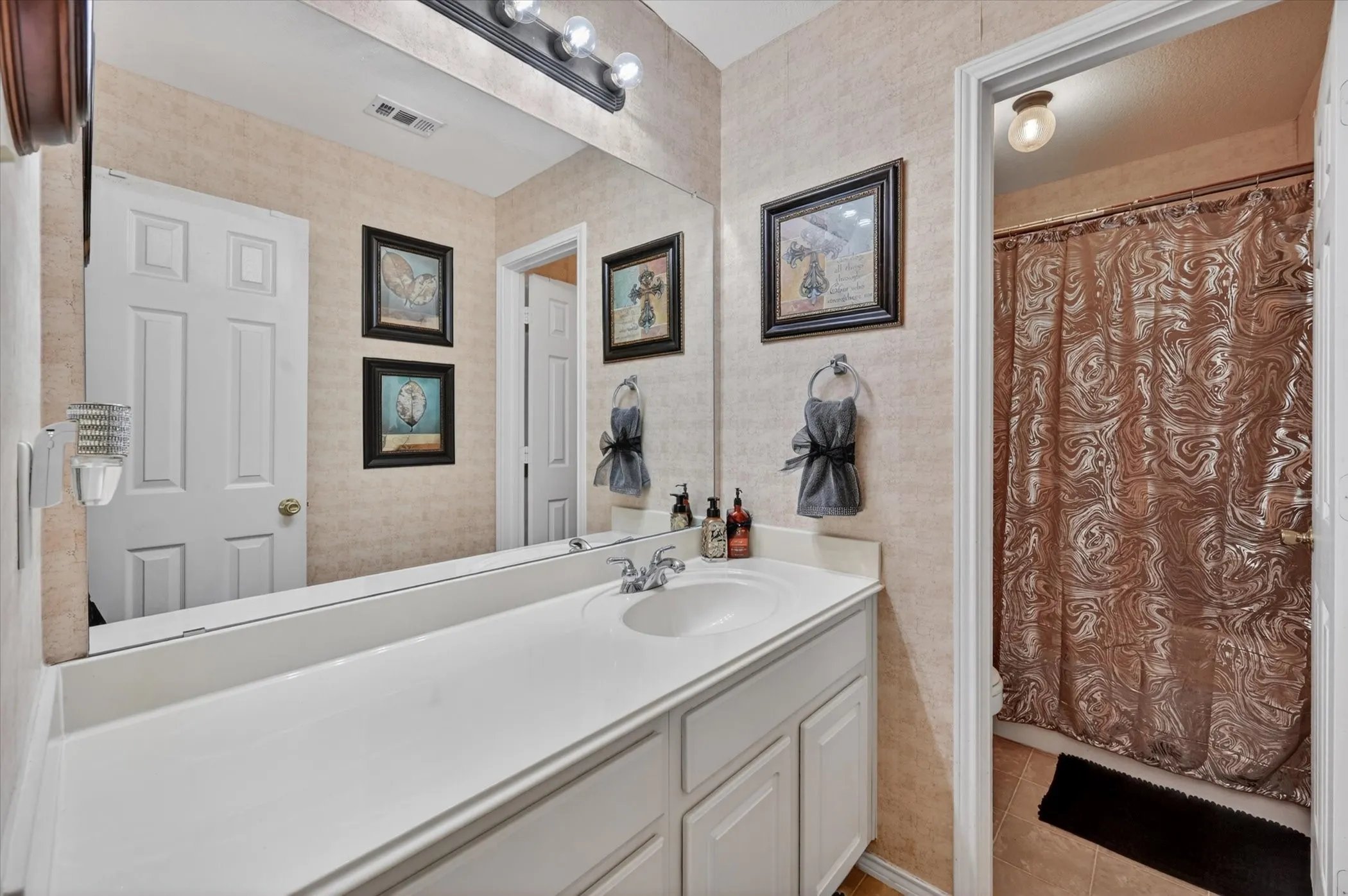 Single Family Residence For Sale in Tarrant County , 9956 Delamere Drive, Fort Worth, Texas 76244, 5 Bedroom, 3 Bathroom, 2 Garage spaces, 3,427 Sqft, built in 2002, mls#21299204, Real Estate Agent in Fort Worth, Homes For Sale in Tarrant county, Homes For Sale in Fort Worth, Realtor in Fort Worth Texas, Real Estate Brokerage Independent Realty Texas, Luminita Cordes Realtor