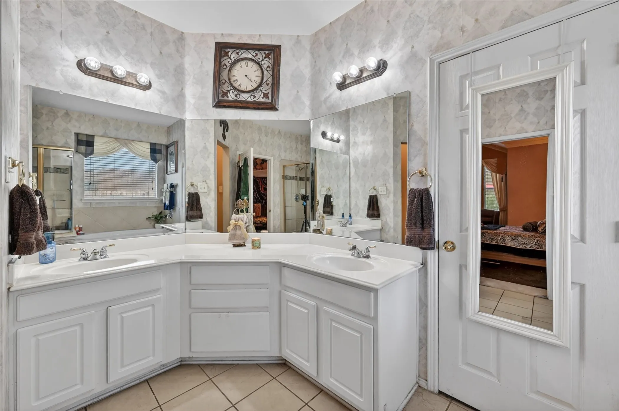 Single Family Residence For Sale in Tarrant County , 9956 Delamere Drive, Fort Worth, Texas 76244, 5 Bedroom, 3 Bathroom, 2 Garage spaces, 3,427 Sqft, built in 2002, mls#21299204, Real Estate Agent in Fort Worth, Homes For Sale in Tarrant county, Homes For Sale in Fort Worth, Realtor in Fort Worth Texas, Real Estate Brokerage Independent Realty Texas, Luminita Cordes Realtor