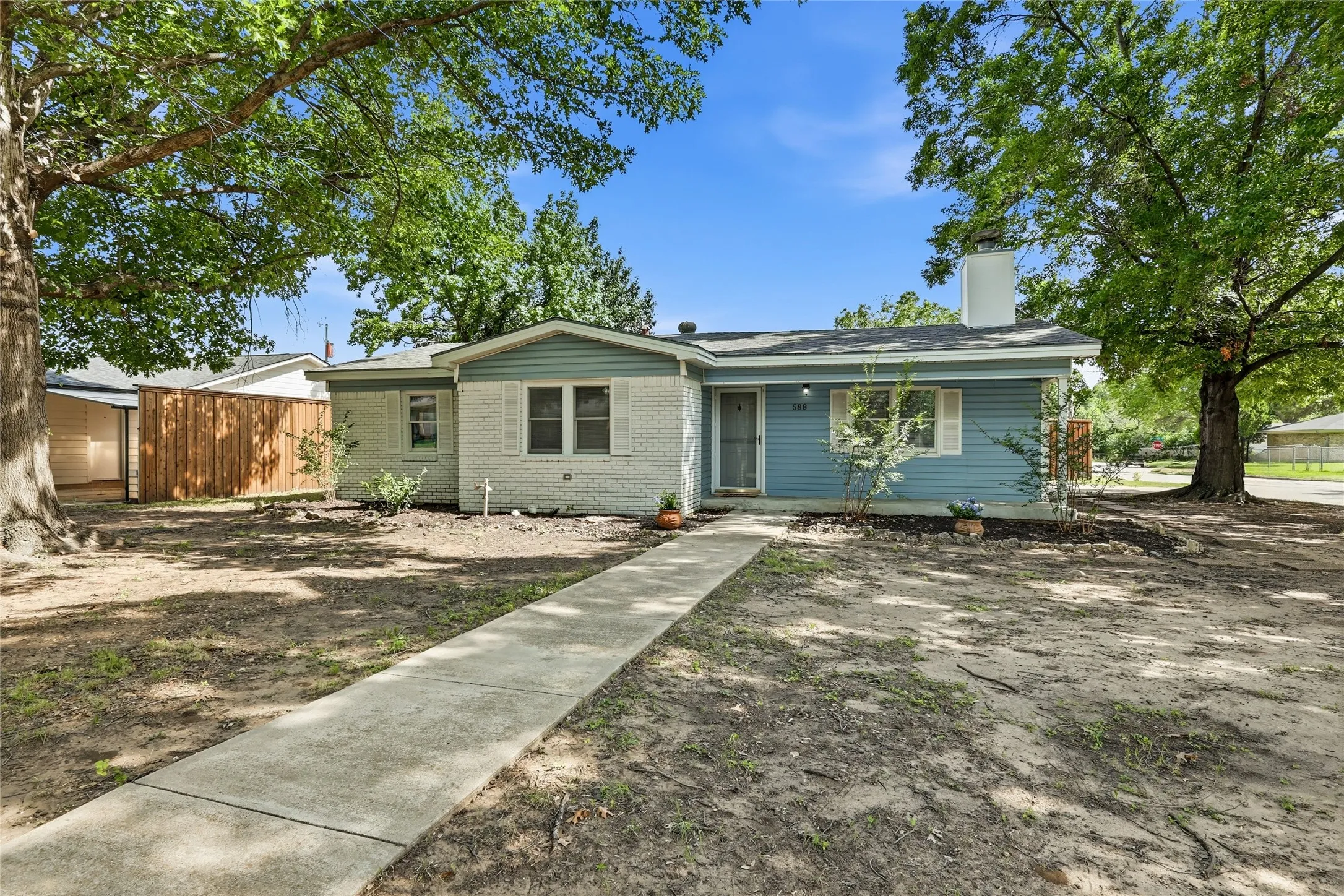 Single Family Residence For Sale in Denton County , 588 Pine Street, Lewisville, Texas 75057, 3 Bedroom, 2 Bathroom, 1 Garage spaces, 1,388 Sqft, built in 1960, mls#21298982, Real Estate Agent in Lewisville, Homes For Sale in Denton county, Homes For Sale in Lewisville, Realtor in Lewisville Texas, Real Estate Brokerage Independent Realty Texas, Luminita Cordes Realtor